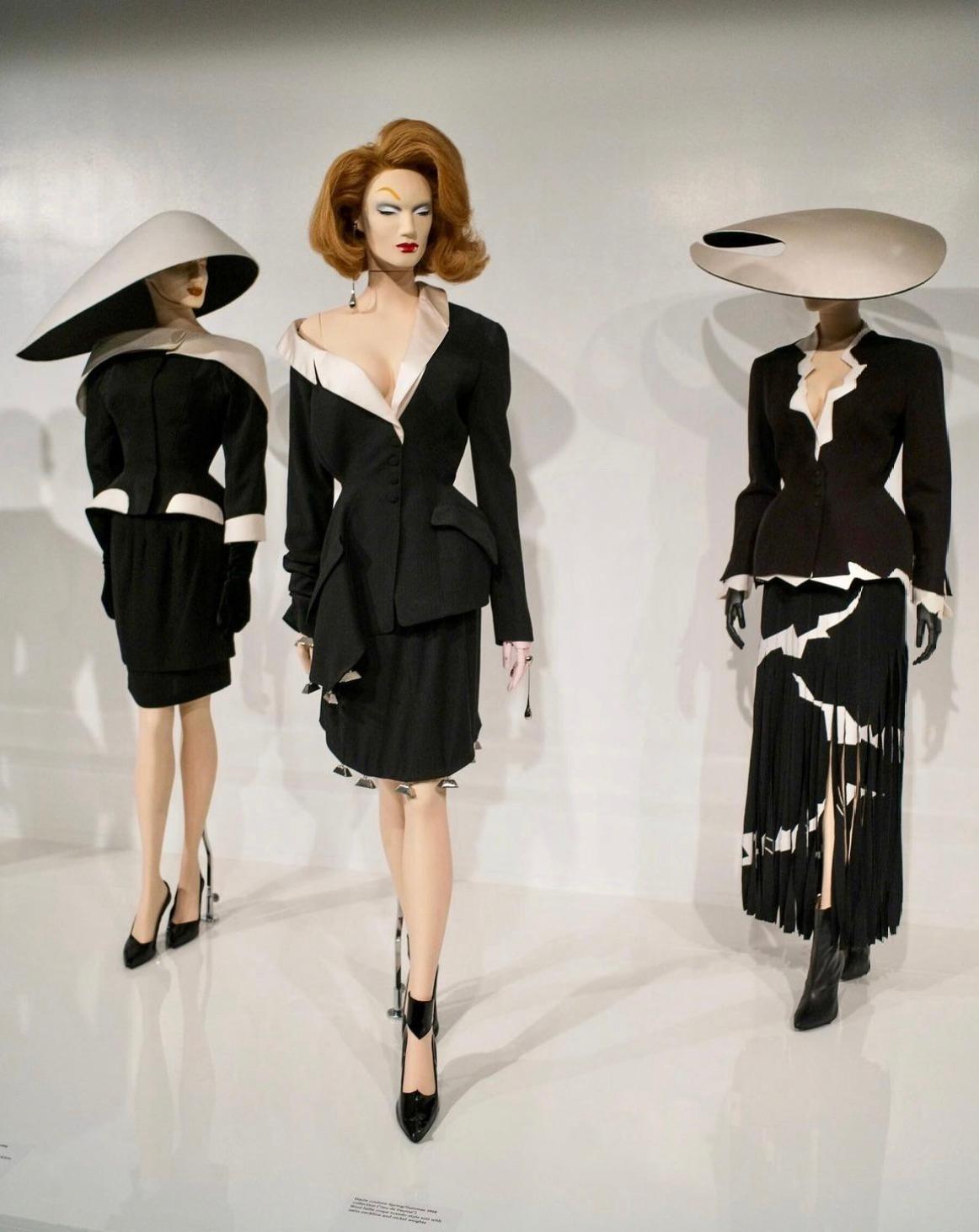 Iconic Thierry Mugler Vintage S/S 1994 Black White Zigzag Sculptural Jacket For Sale 2