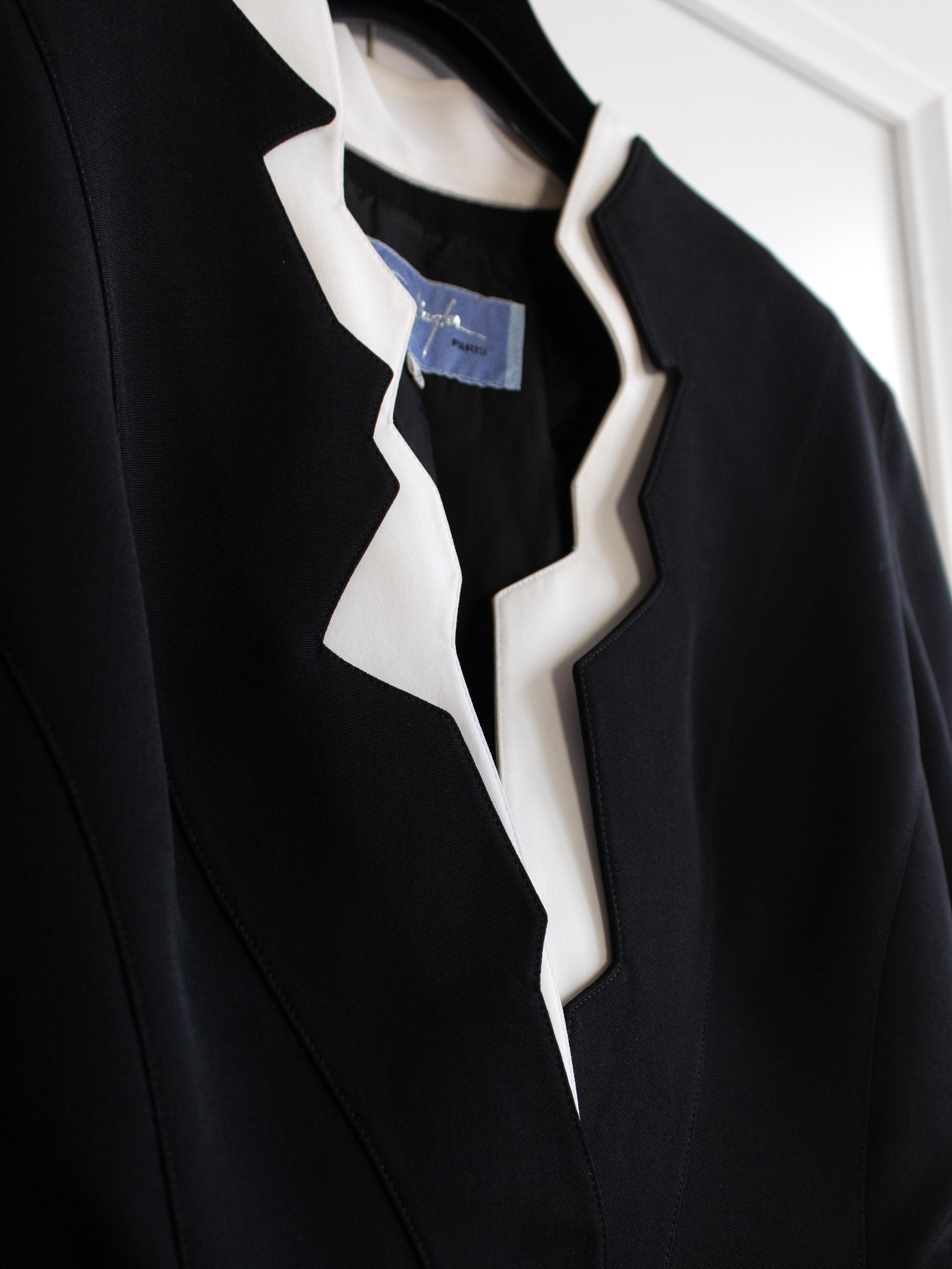 Iconic Thierry Mugler Vintage S/S 1994 Black White Zigzag Sculptural Jacket For Sale 5