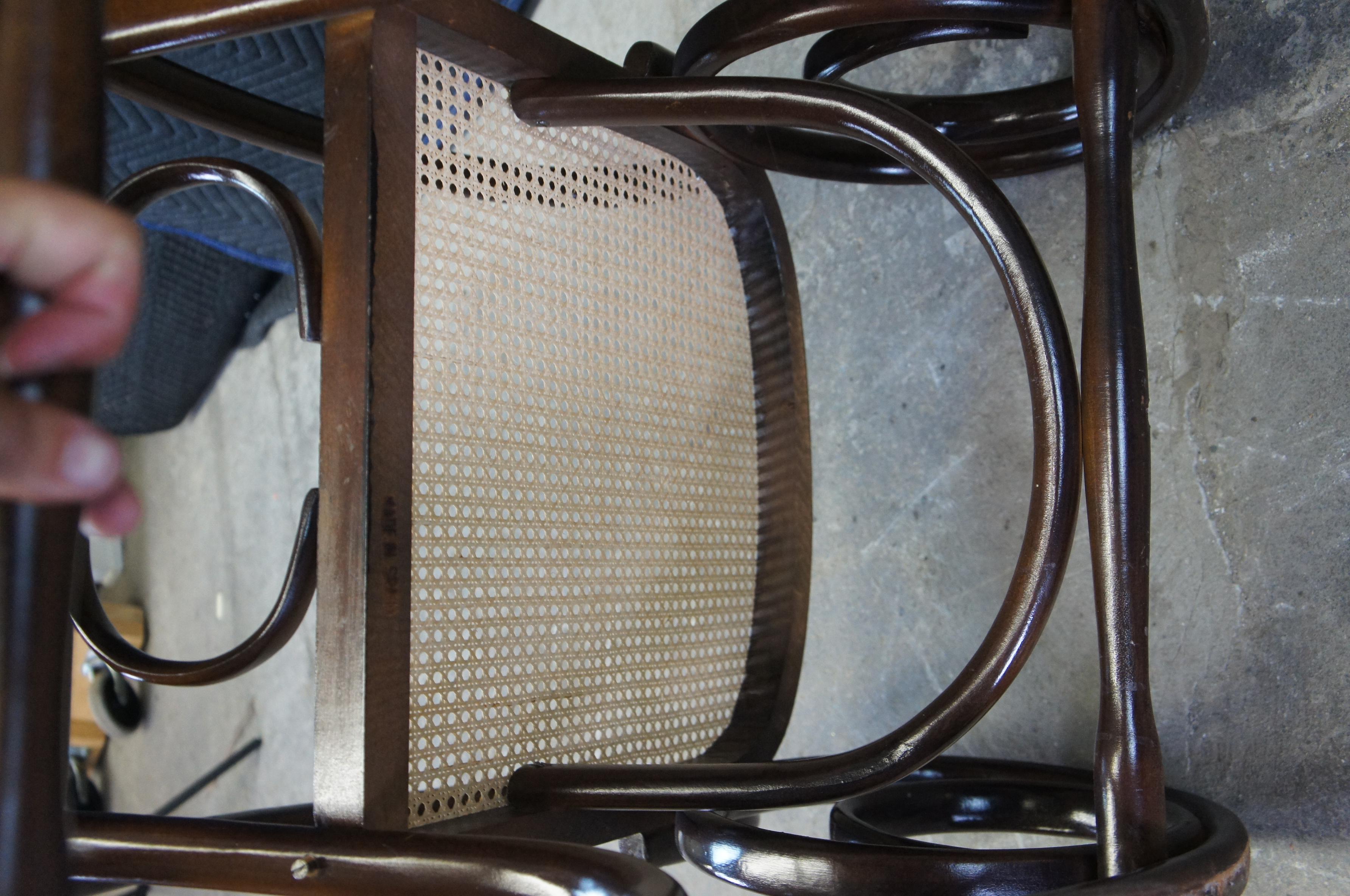 Ikonischer Schaukelstuhl aus Bugholz im Thonet-Stil mit Sitz aus Naturschilfrohr und Rattan im Angebot 4