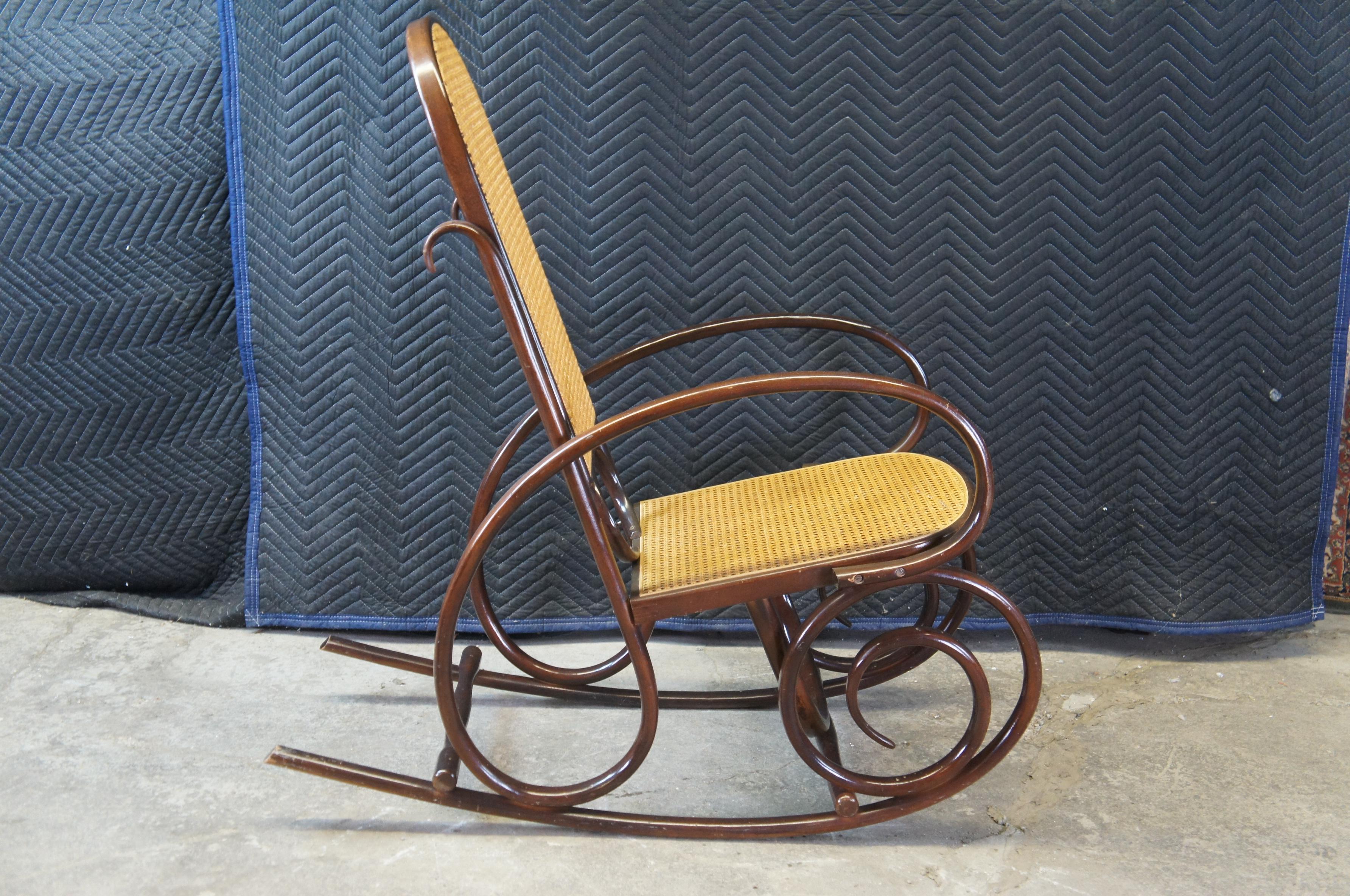 Ikonischer Schaukelstuhl aus Bugholz im Thonet-Stil mit Sitz aus Naturschilfrohr und Rattan (20. Jahrhundert) im Angebot