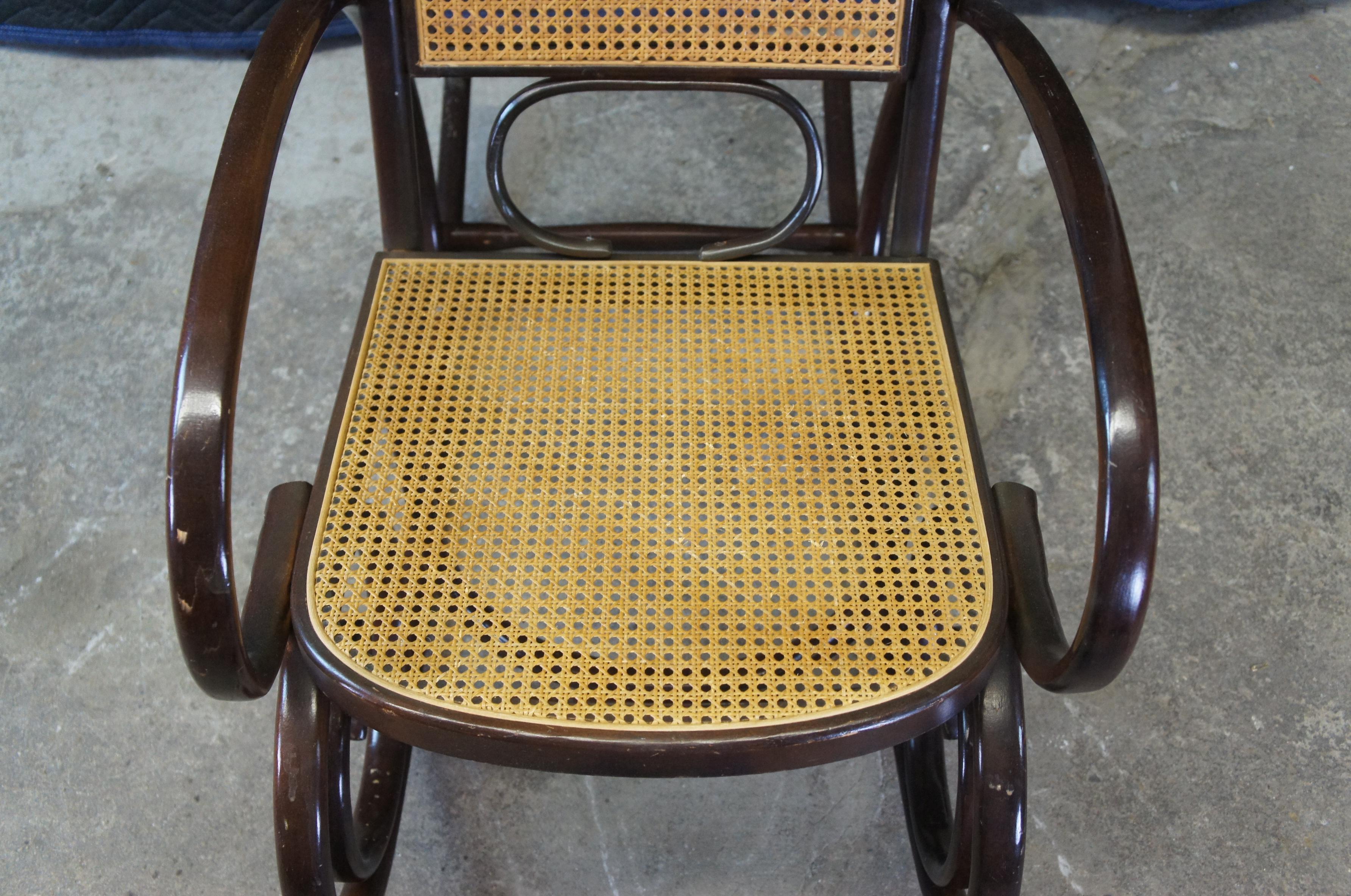 Ikonischer Schaukelstuhl aus Bugholz im Thonet-Stil mit Sitz aus Naturschilfrohr und Rattan im Angebot 1