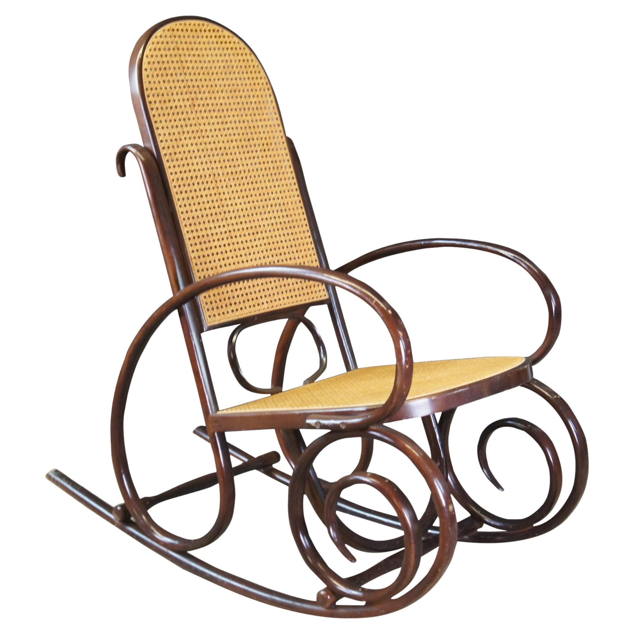 Chaise à bascule emblématique en bois cintré de style Thonet avec dossier en rotin naturel et assise en rotin