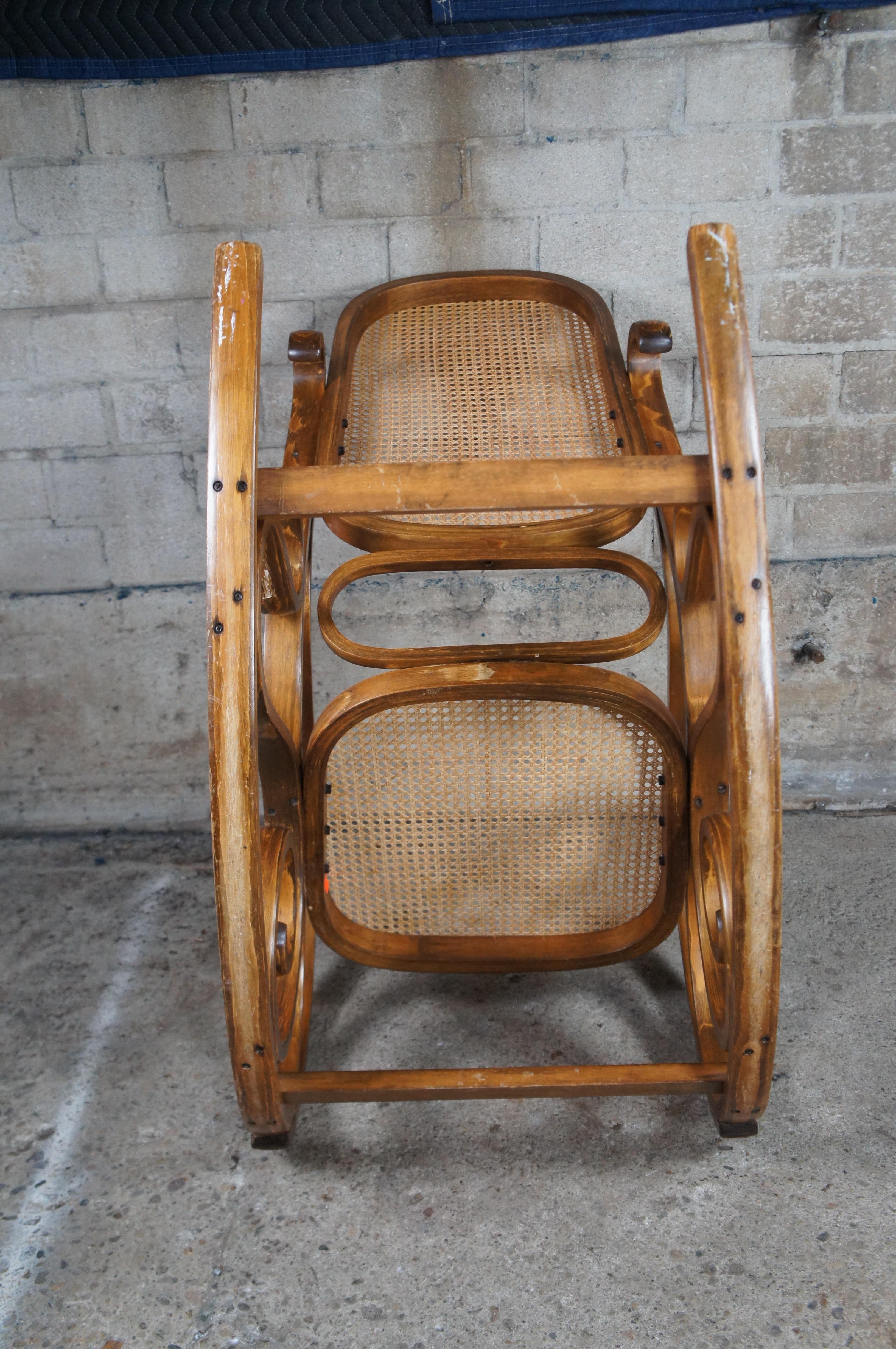 Sedia a dondolo in legno di noce Bentwood Cane Rattan Seduta con schienale a dondolo in vendita 5