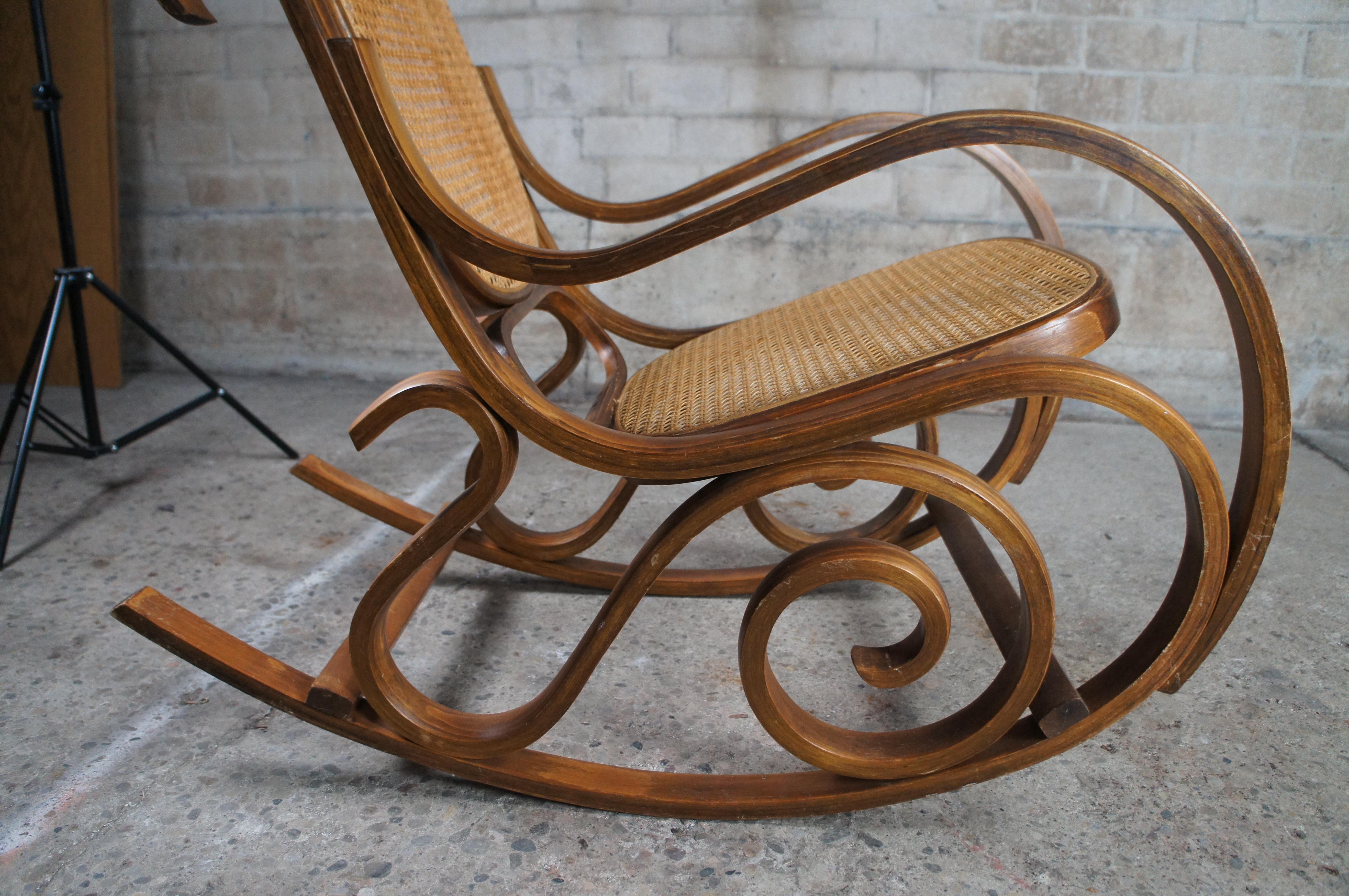 Sedia a dondolo in legno di noce Bentwood Cane Rattan Seduta con schienale a dondolo in vendita 6