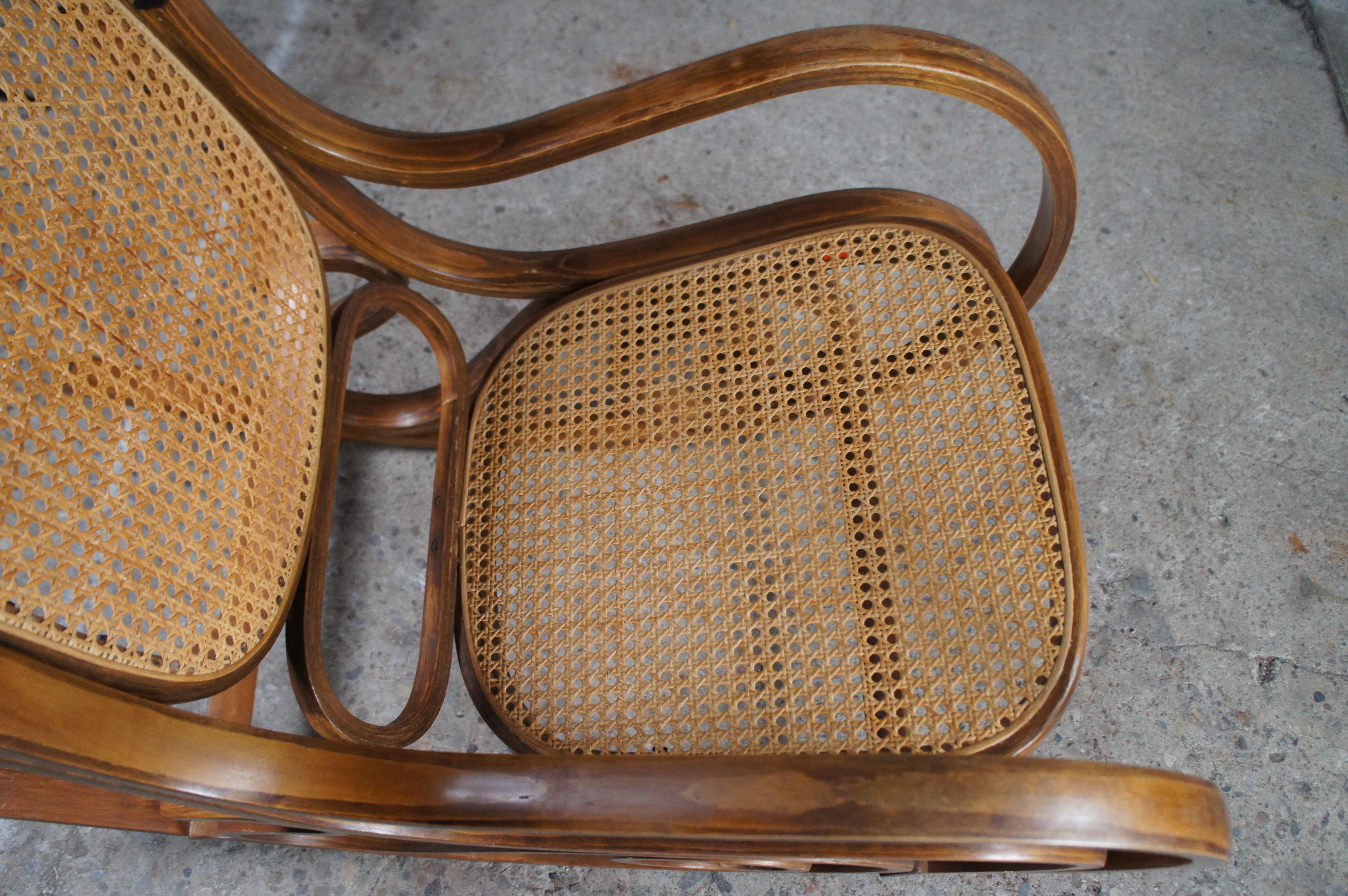 Sedia a dondolo in legno di noce Bentwood Cane Rattan Seduta con schienale a dondolo in vendita 7