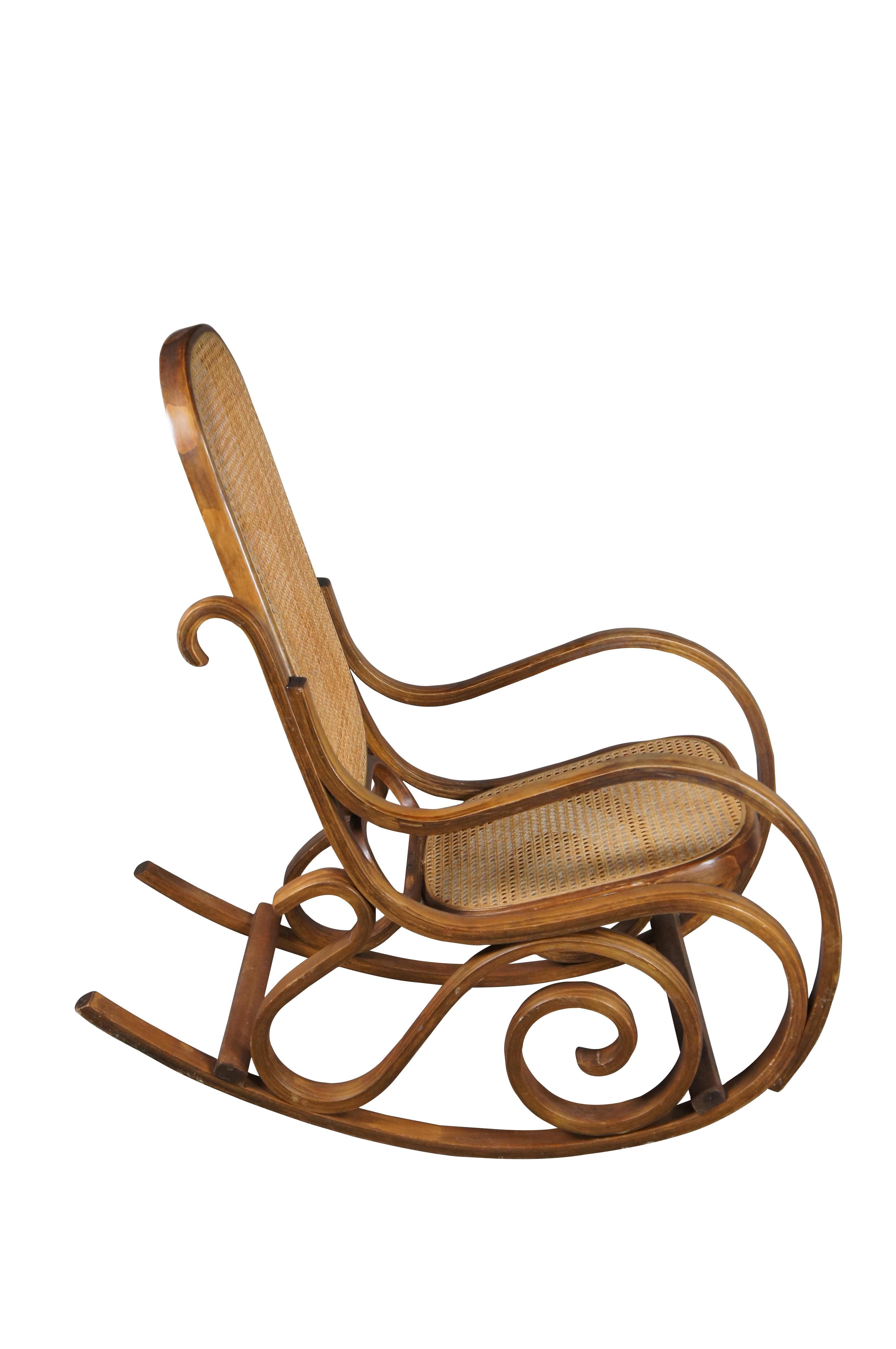 Bauhaus Sedia a dondolo in legno di noce Bentwood Cane Rattan Seduta con schienale a dondolo in vendita