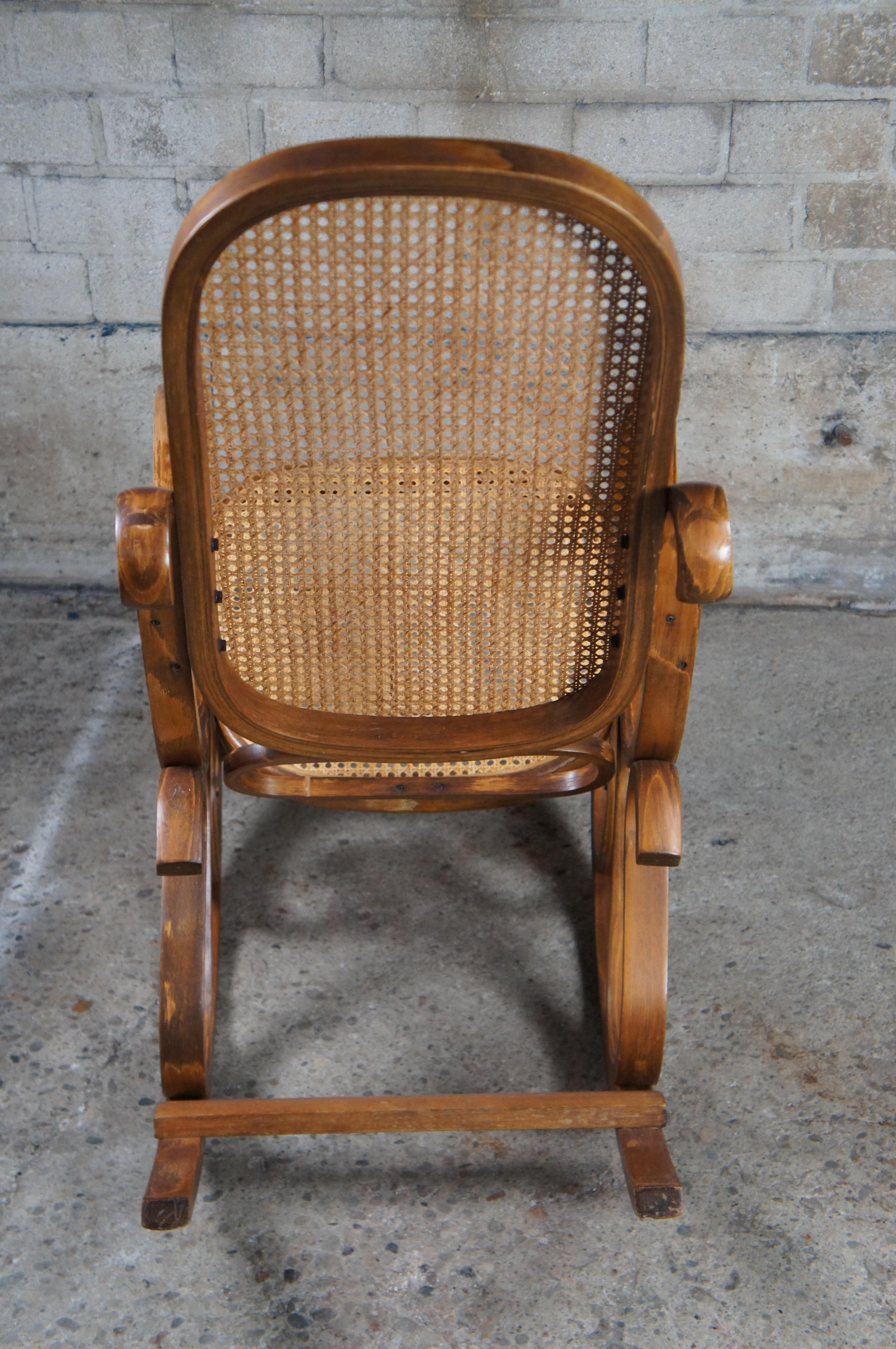 Sedia a dondolo in legno di noce Bentwood Cane Rattan Seduta con schienale a dondolo In condizioni buone in vendita a Dayton, OH
