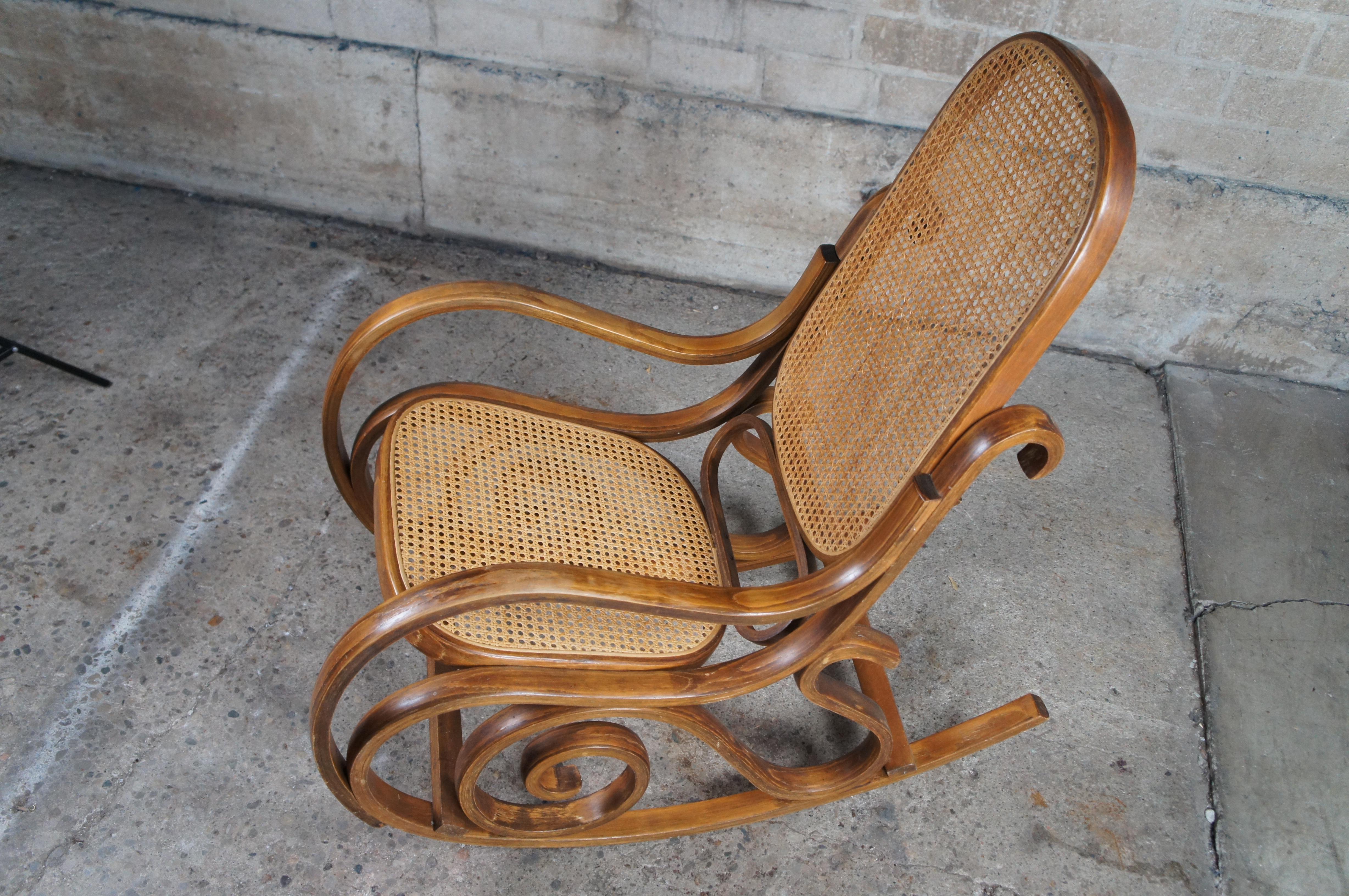 XX secolo Sedia a dondolo in legno di noce Bentwood Cane Rattan Seduta con schienale a dondolo in vendita
