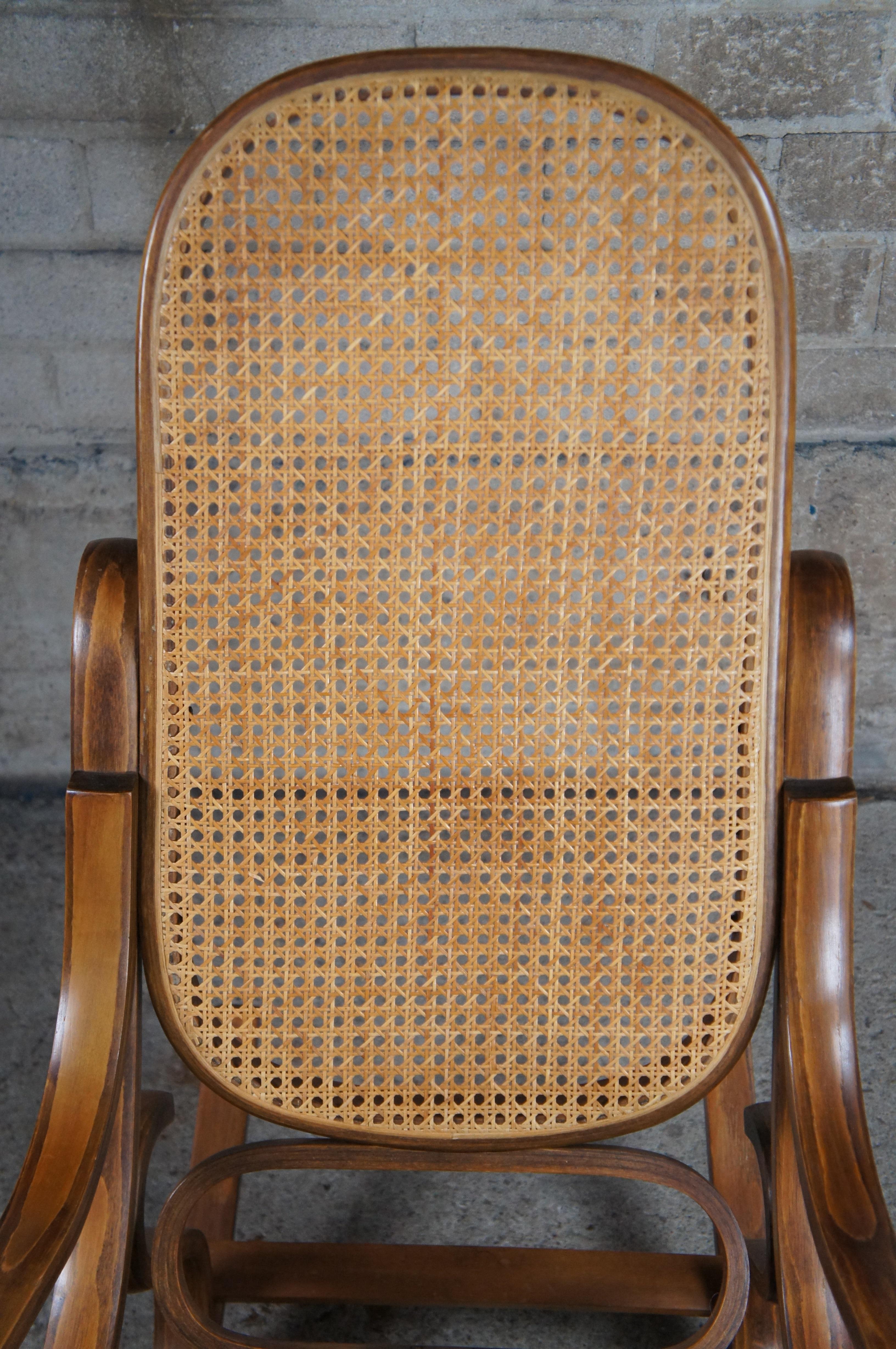 Sedia a dondolo in legno di noce Bentwood Cane Rattan Seduta con schienale a dondolo in vendita 1