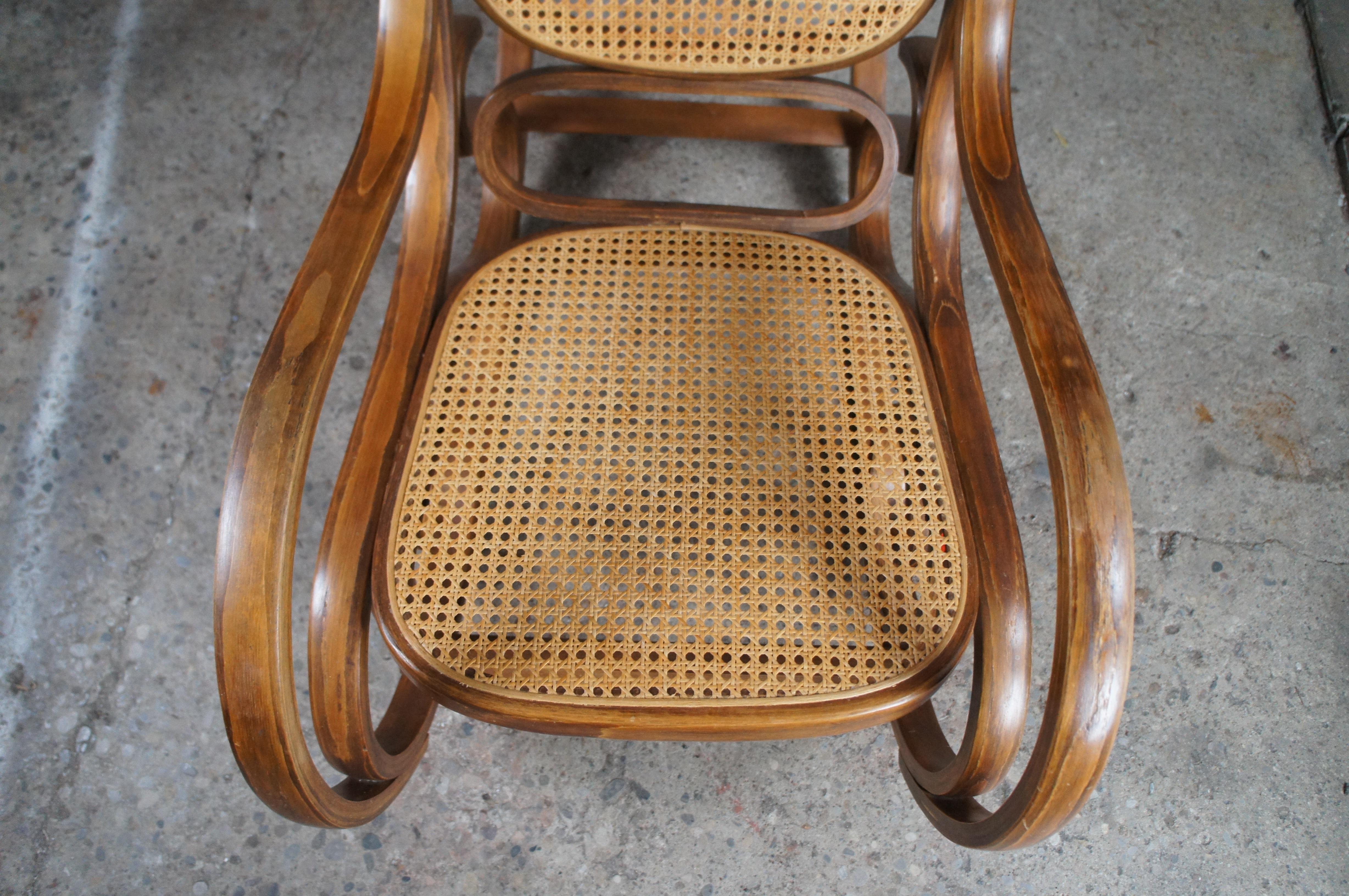 Sedia a dondolo in legno di noce Bentwood Cane Rattan Seduta con schienale a dondolo in vendita 2