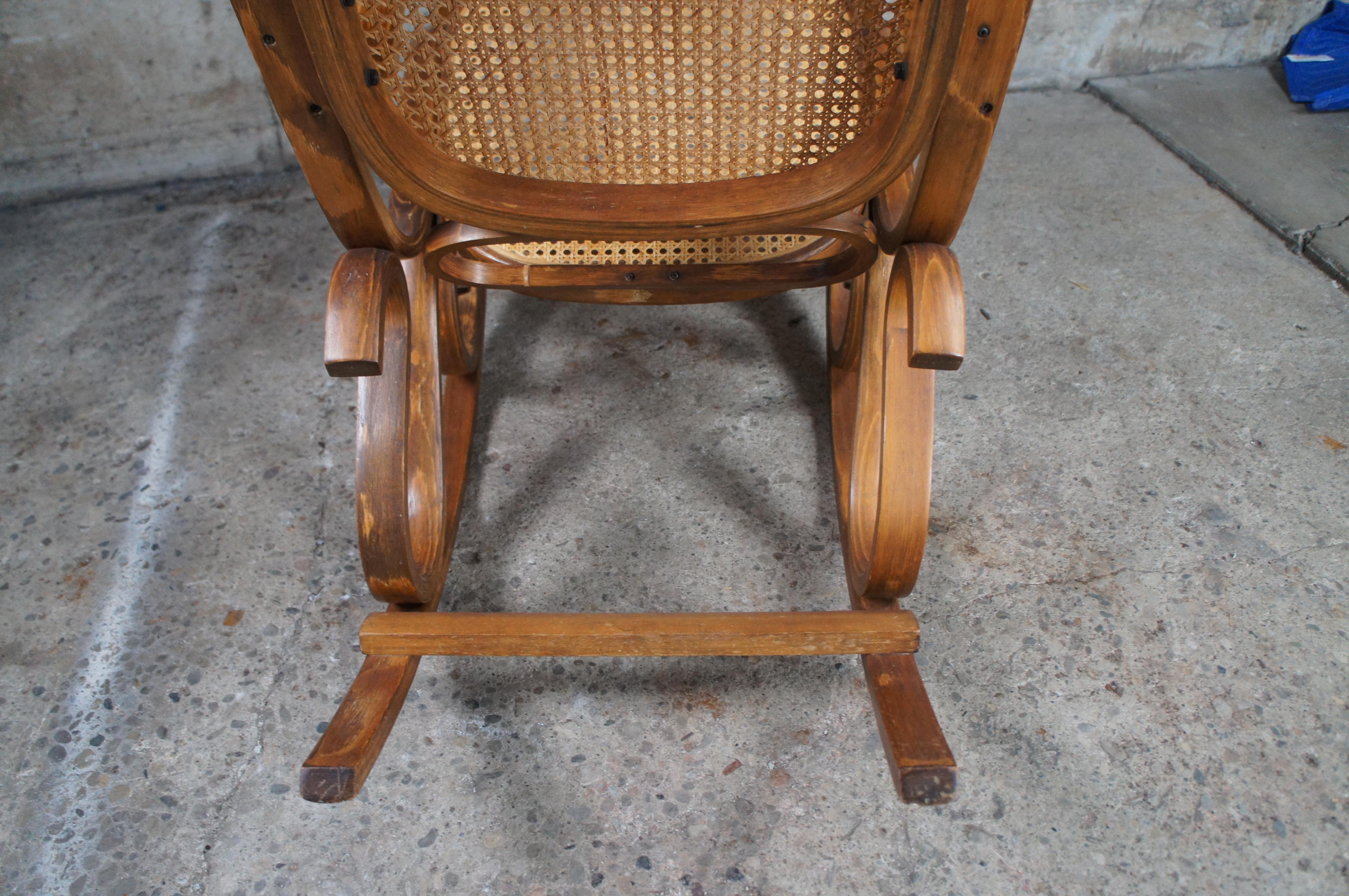 Sedia a dondolo in legno di noce Bentwood Cane Rattan Seduta con schienale a dondolo in vendita 3