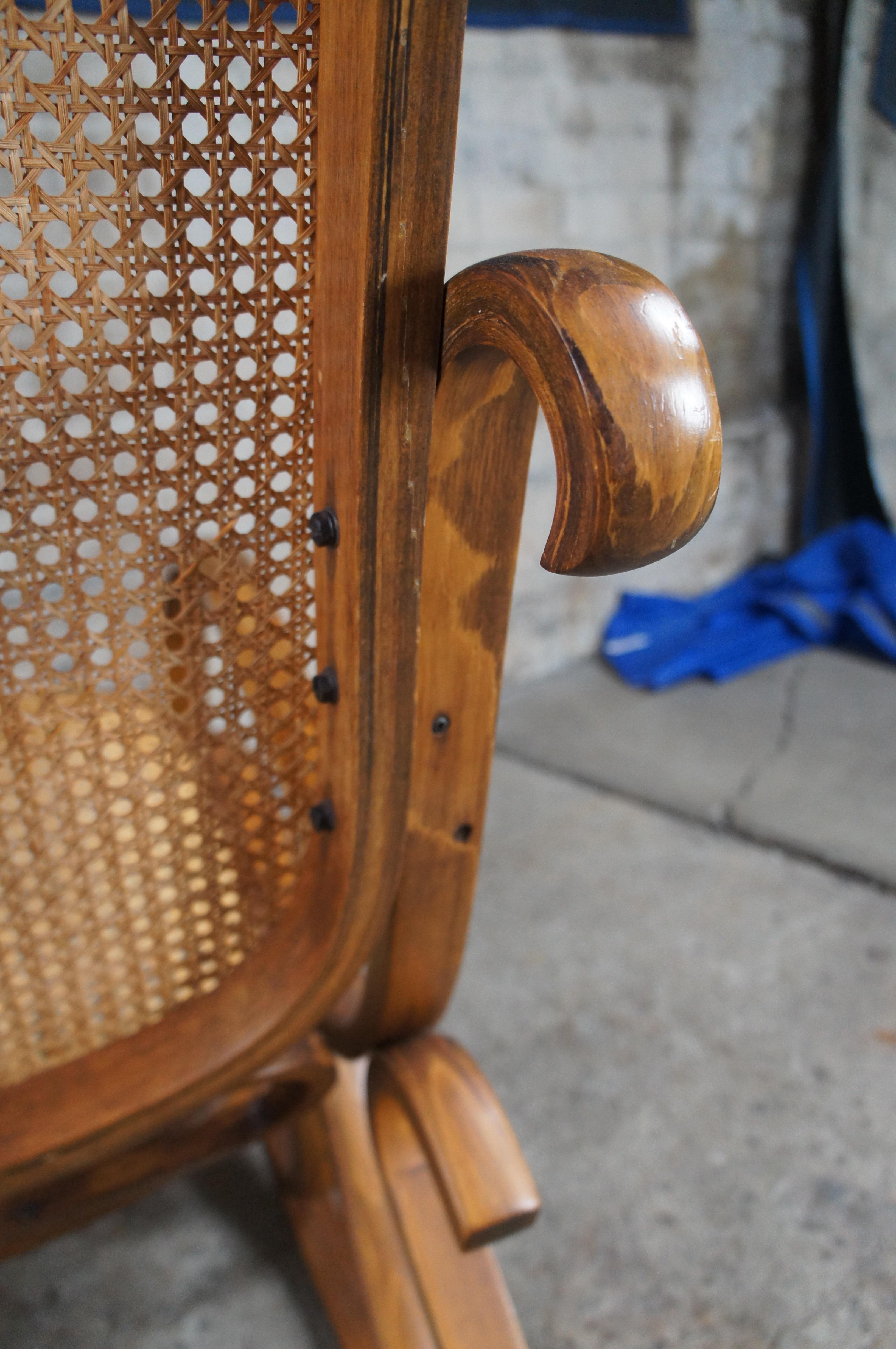 Sedia a dondolo in legno di noce Bentwood Cane Rattan Seduta con schienale a dondolo in vendita 4