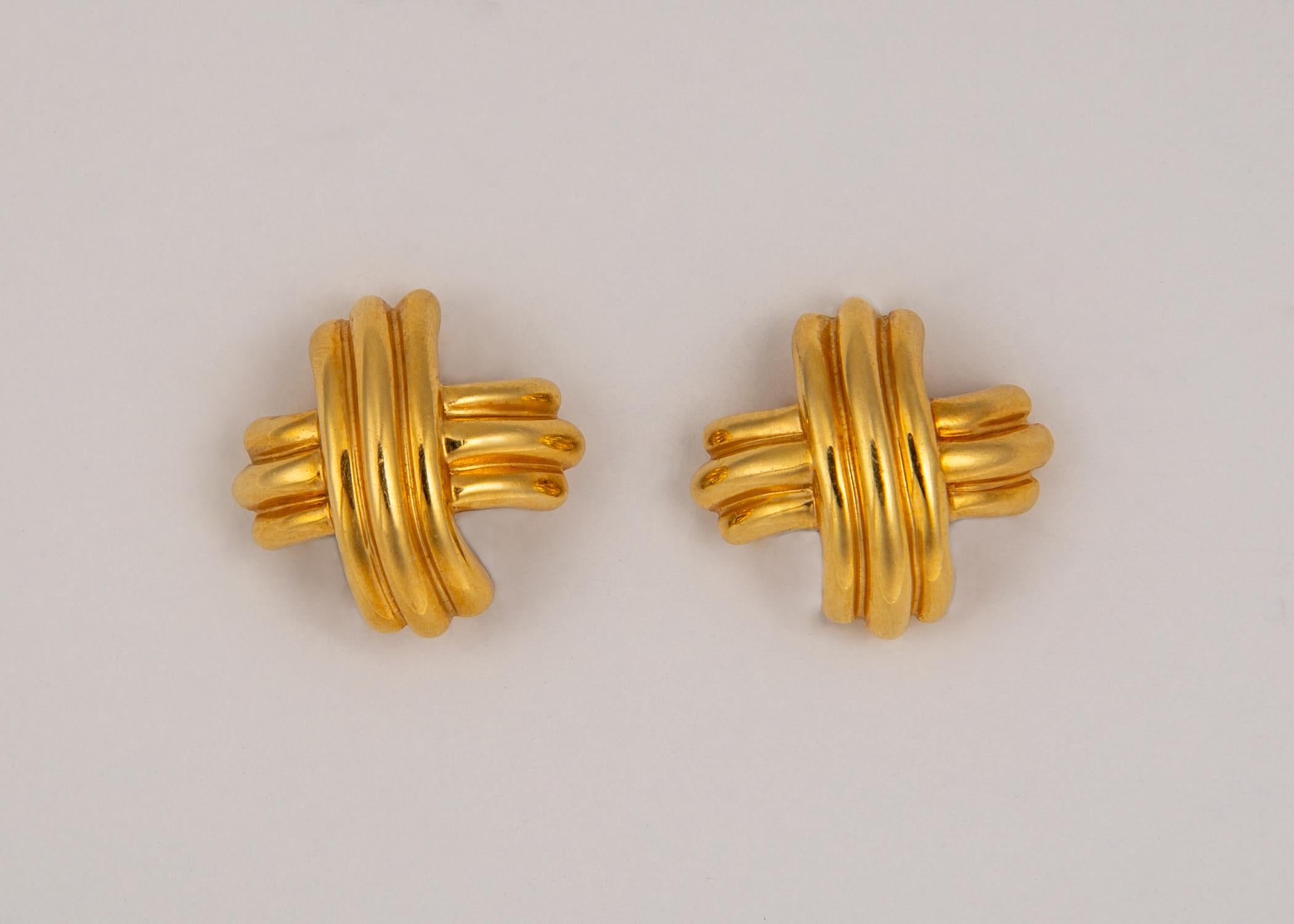 Tiffany & Co. created the perfect all the time gold earring. This 
