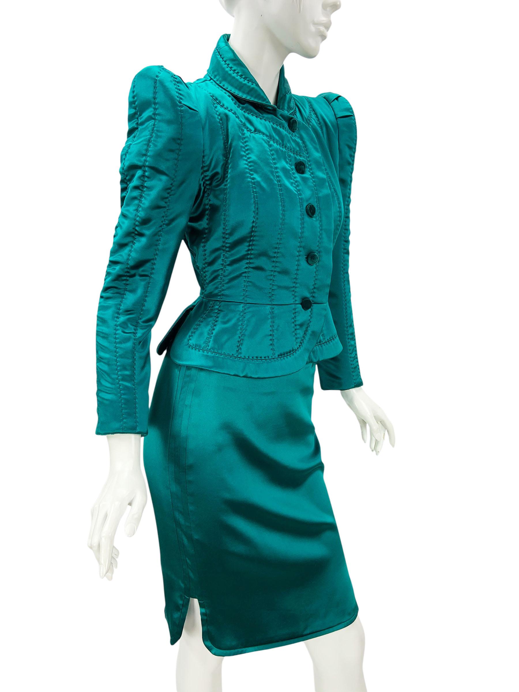 De la última colección de pasarela de Tom Ford para Yves Saint Laurent, Otoño/Invierno 2004, este raro traje de falda de tres piezas encarna la célebre fusión de sastrería afilada y elegancia sensual del diseñador. Confeccionado en lujosa seda verde
