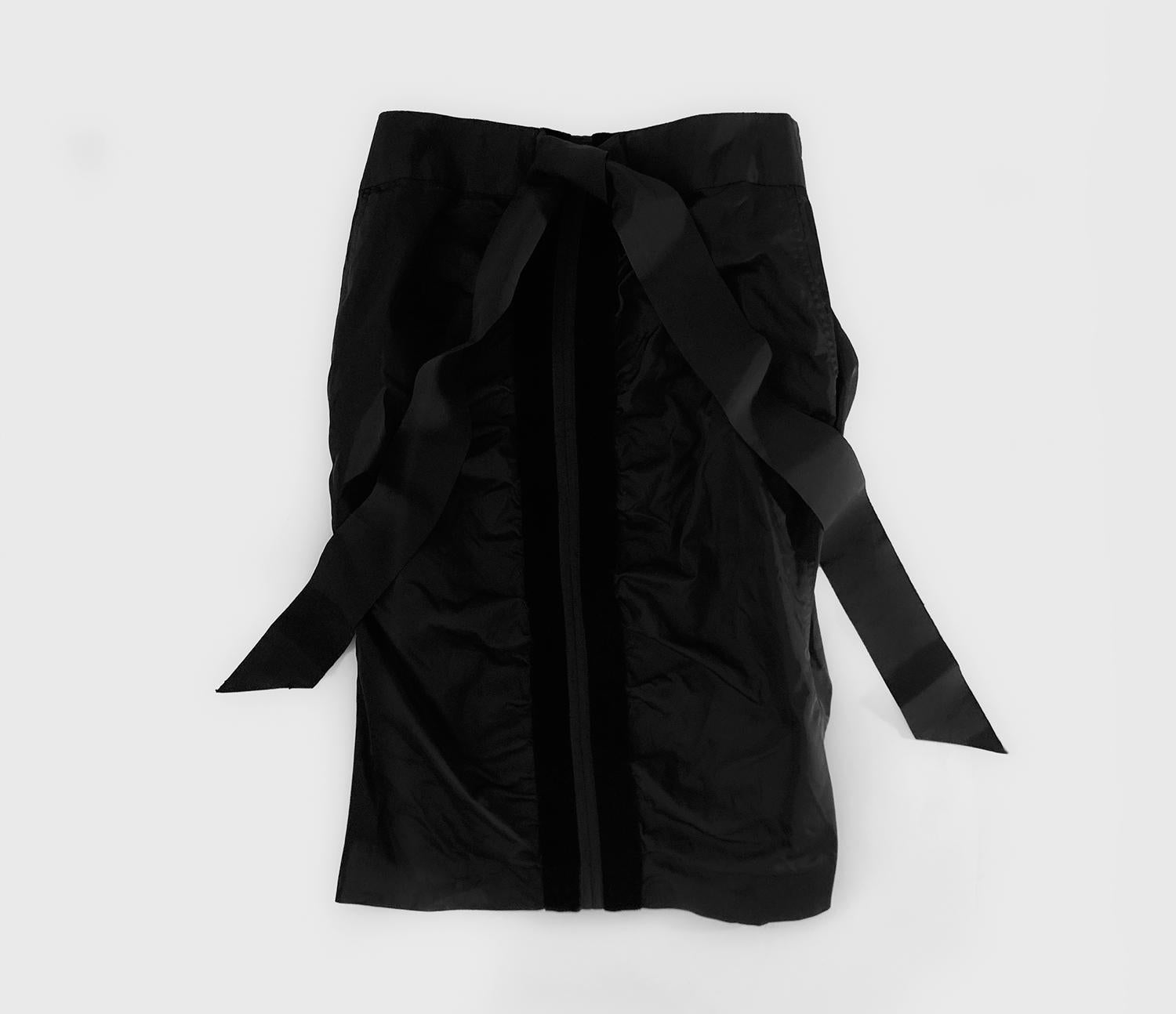 Iconic Tom Ford for Yves Saint Laurent FW2002 Runway Silk Black Corset and Skirt For Sale 2