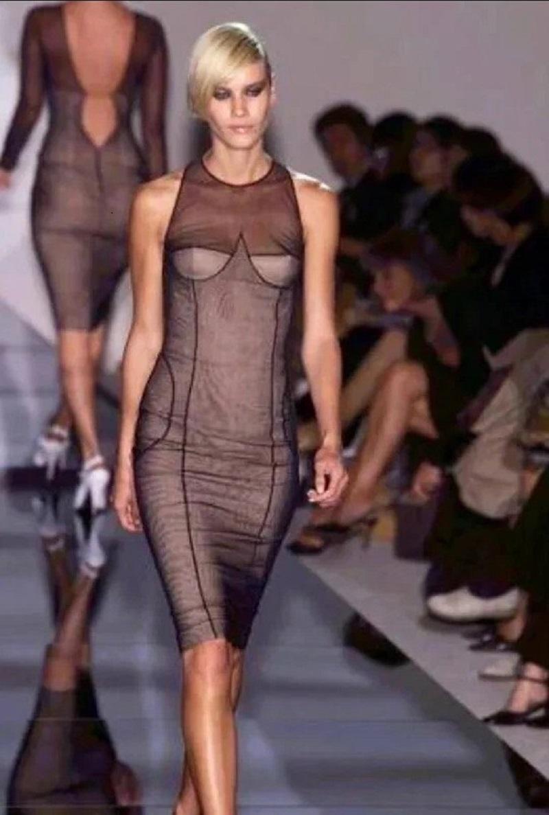 Questo abito proviene dalla collezione primavera/estate 2001 di Tom Ford for Gucci, una delle sue collezioni più iconiche e memorabili durante il suo mandato alla casa di moda. 
Lo stesso abito con le maniche lunghe è stato notoriamente indossato da