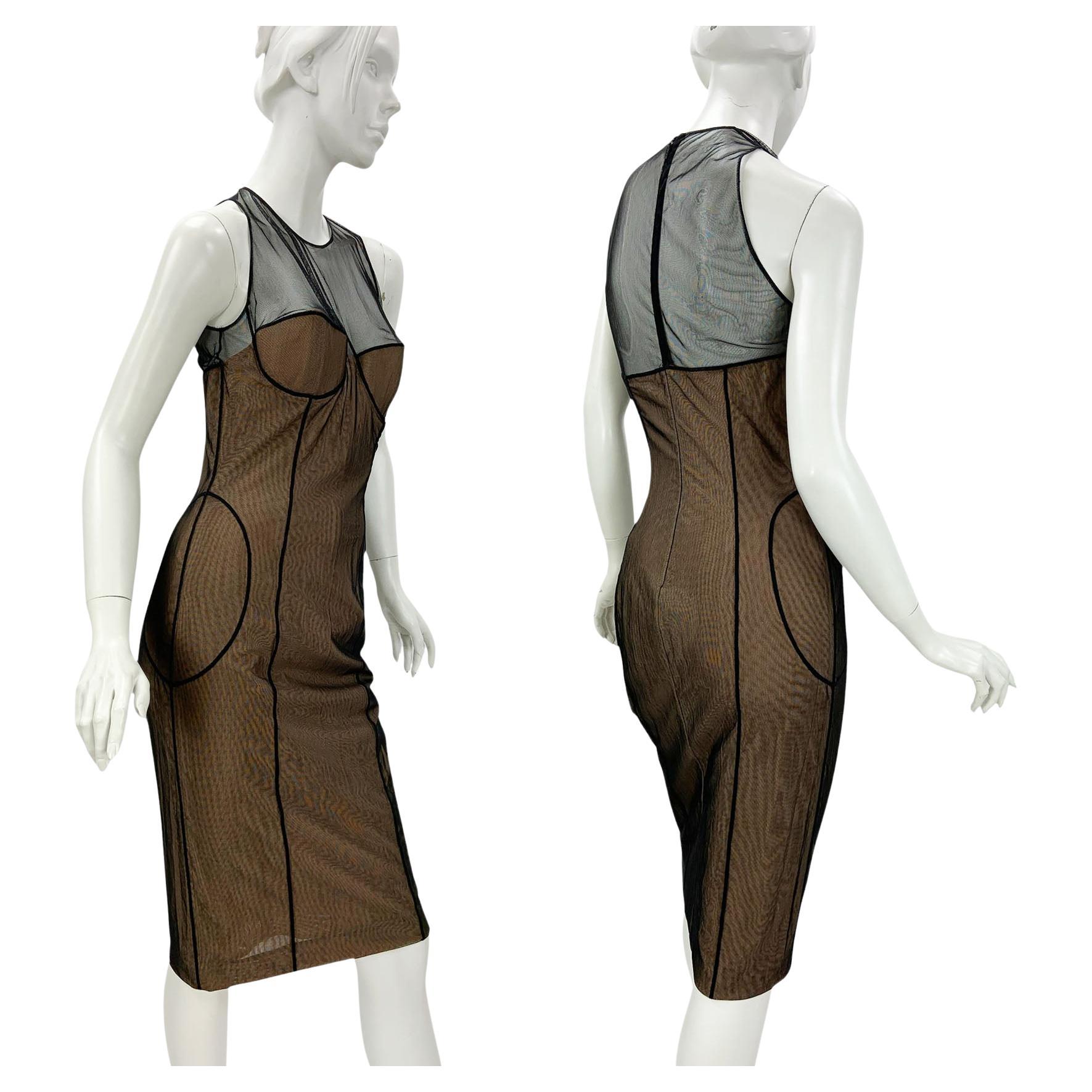 L'iconico Tom Ford x Gucci P/E 2001, in passerella, è un abito bustier in tulle elasticizzato a illusione 42 in vendita