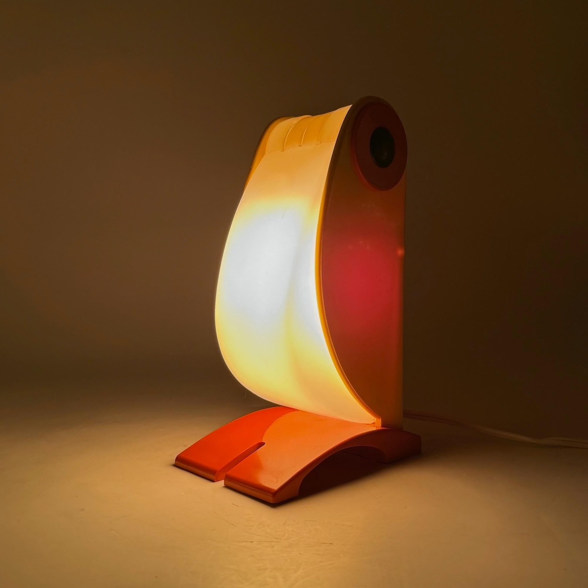 Step into the captivating world of vintage 70s lamps with our exceptional Toucan lamp designed by Enea Ferrari for Old Timer Ferrari in 1970.

Inspired by real-life wonders, Enea Ferrari crafted the world’s first children’s lamp, setting a trend