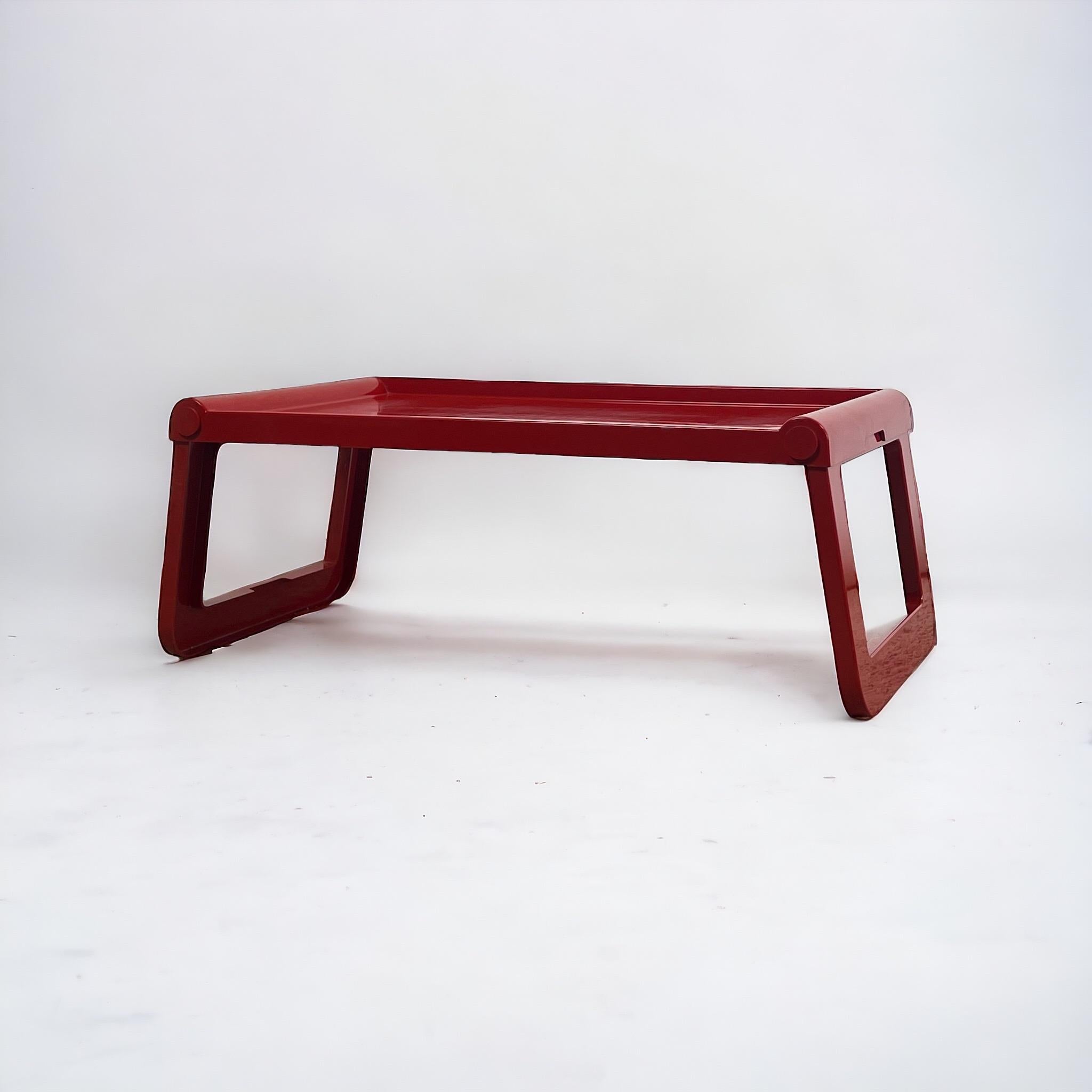 Table à plateau 'Jolly' de Luigi Massoni pour Guzzini en rouge brillant , années 1970 en vente 3