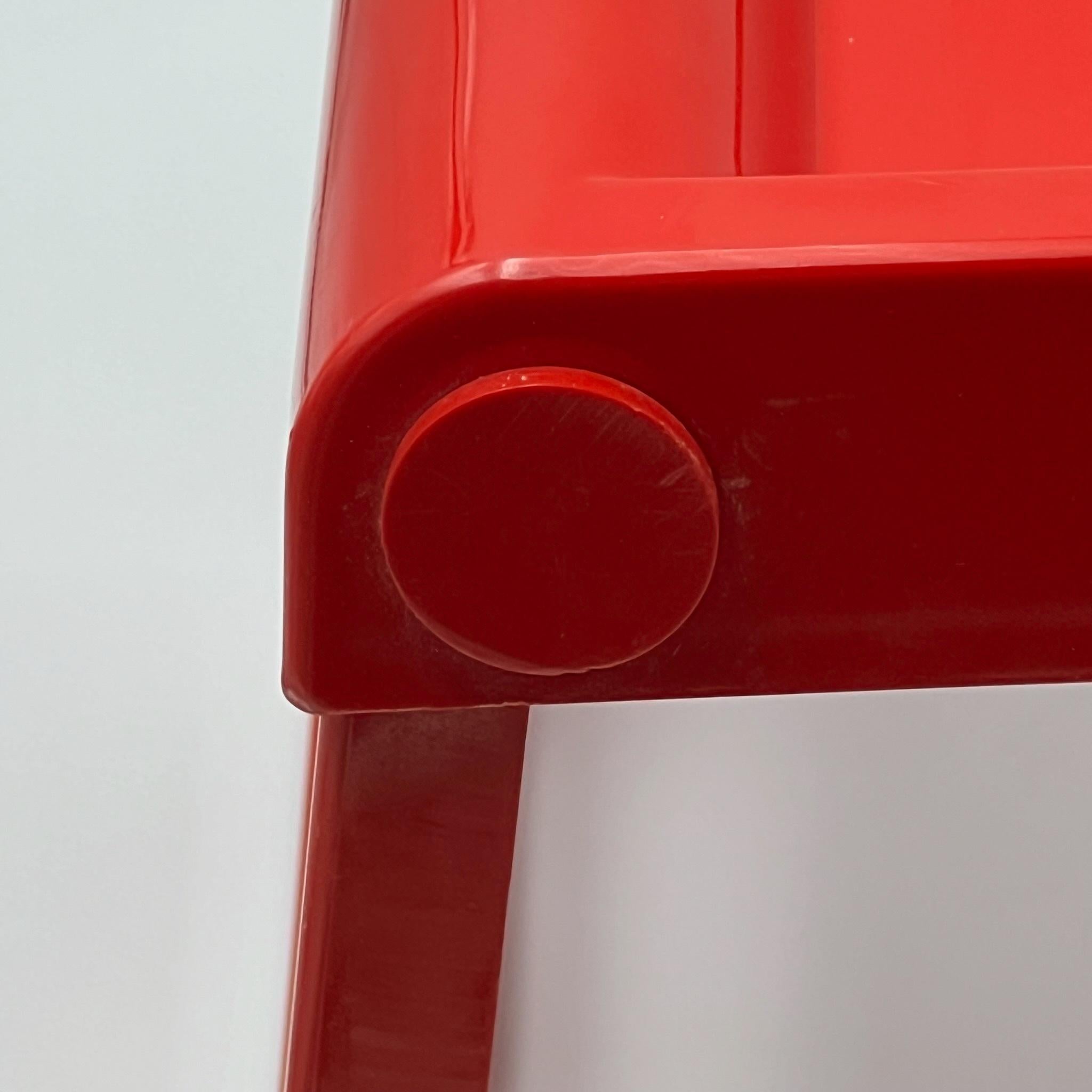 Minimalist Iconic Tray Table 'Jolly' by Luigi Massoni for Guzzini in Glossy Red , 1970s