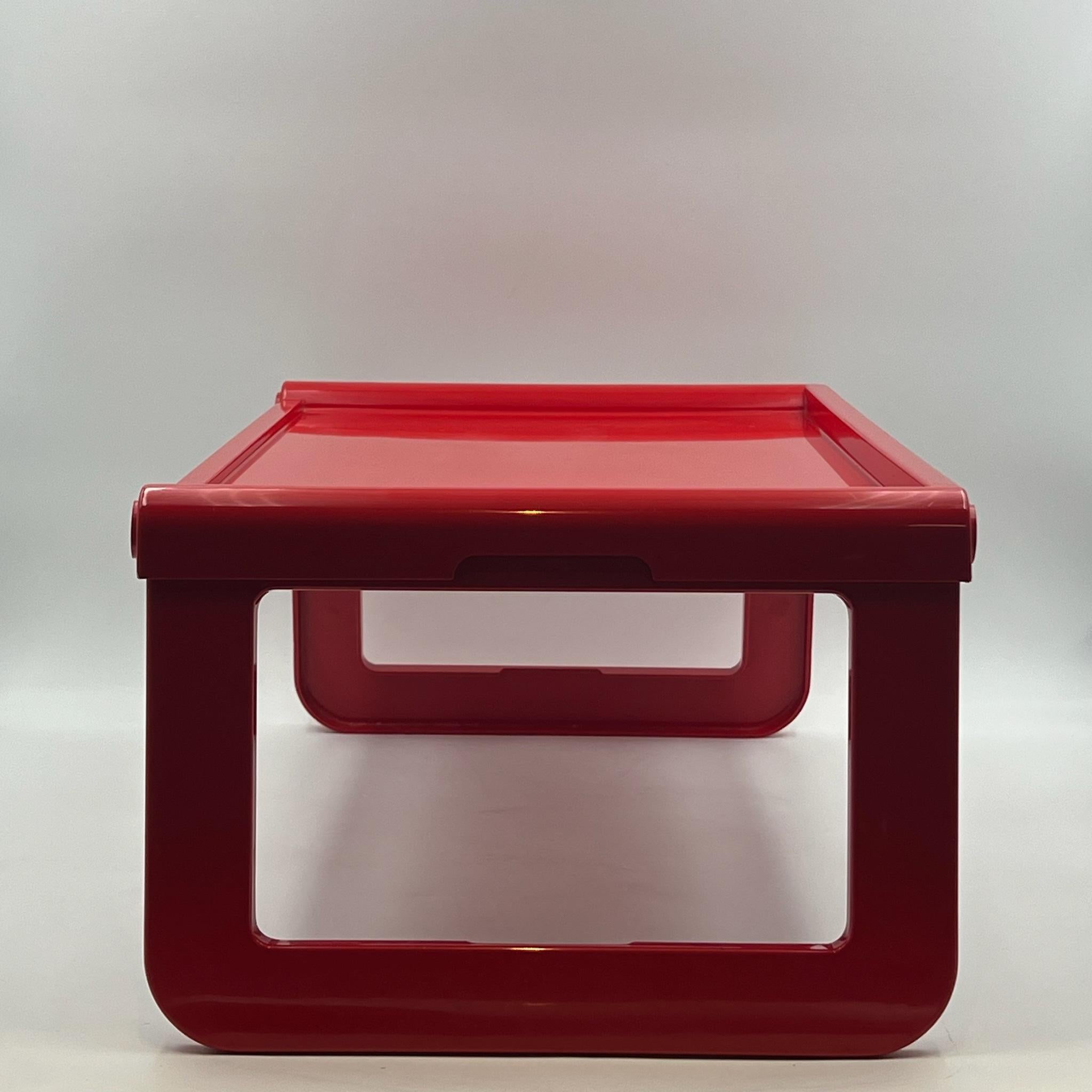 italien Table à plateau 'Jolly' de Luigi Massoni pour Guzzini en rouge brillant , années 1970 en vente
