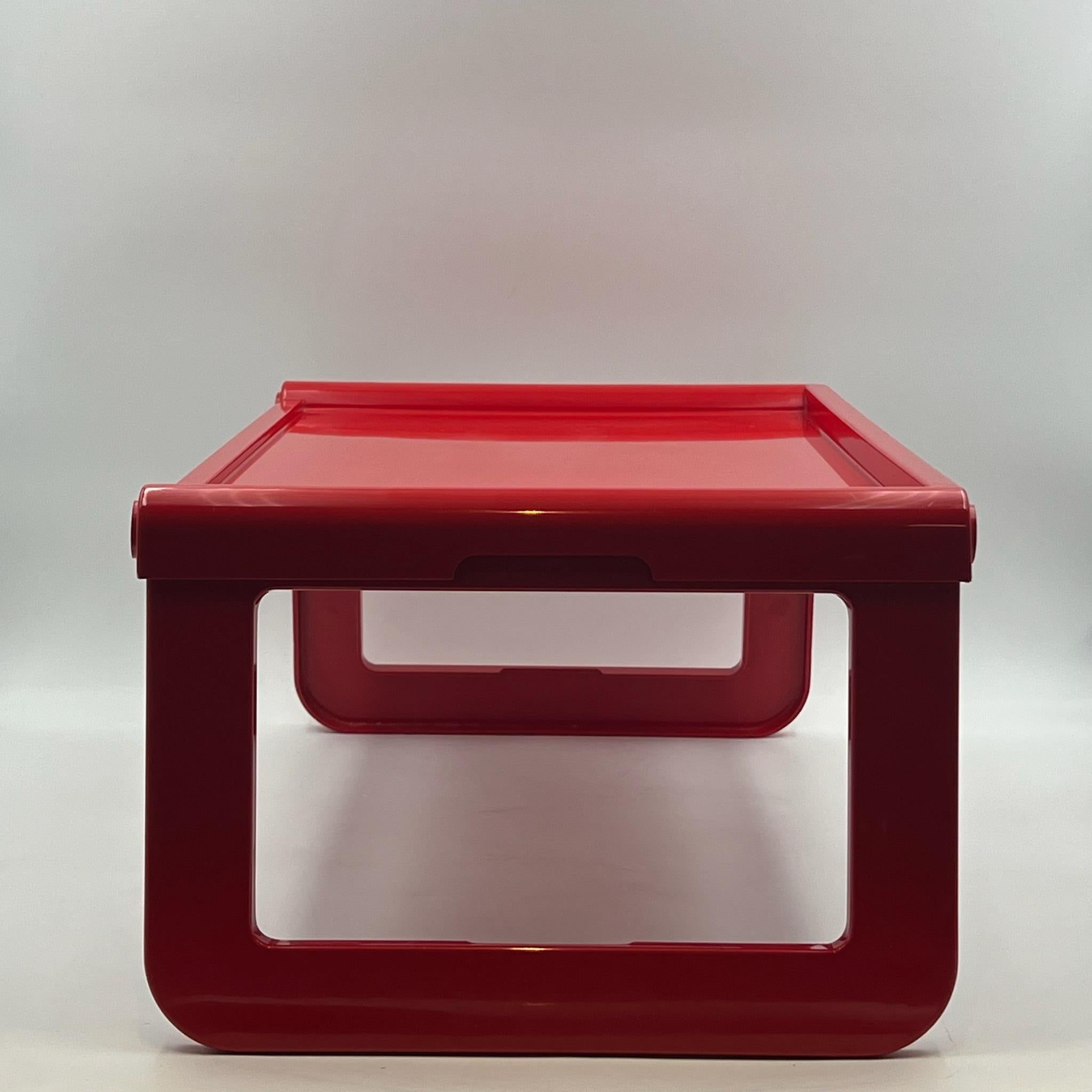 Ikonischer Tabletttisch „Jolly“ von Luigi Massoni für Guzzini in glänzendem Rot, 1970er Jahre (Italienisch)