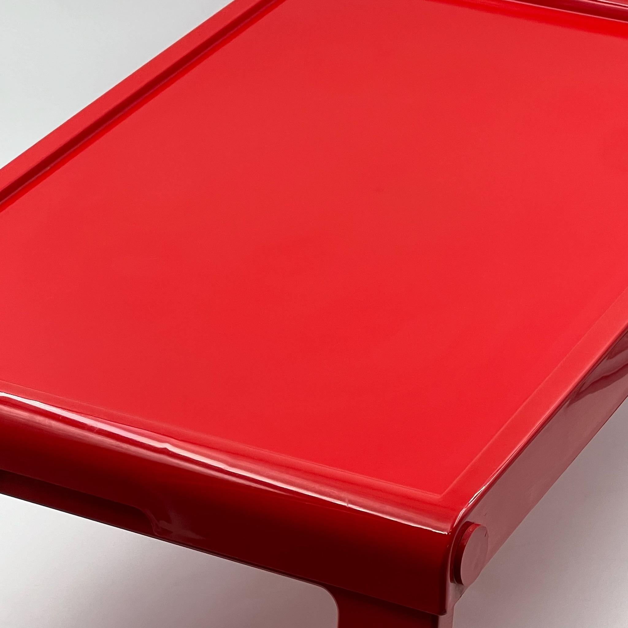 Plastique Table à plateau 'Jolly' de Luigi Massoni pour Guzzini en rouge brillant , années 1970 en vente