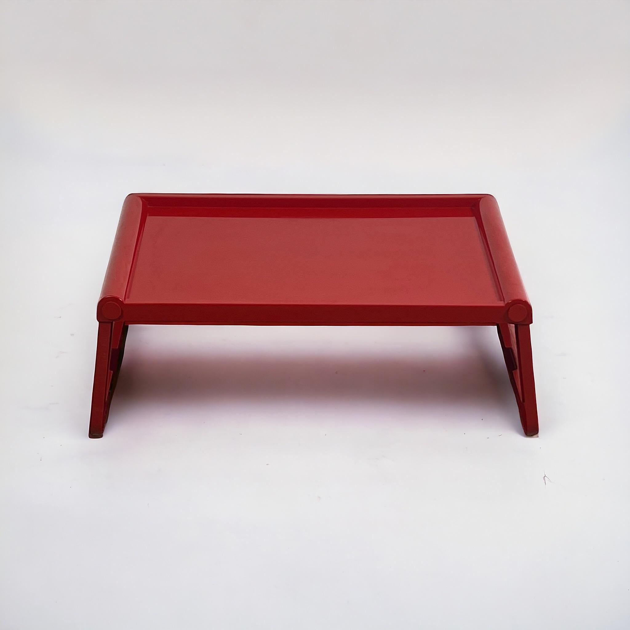Table à plateau 'Jolly' de Luigi Massoni pour Guzzini en rouge brillant , années 1970 en vente 1