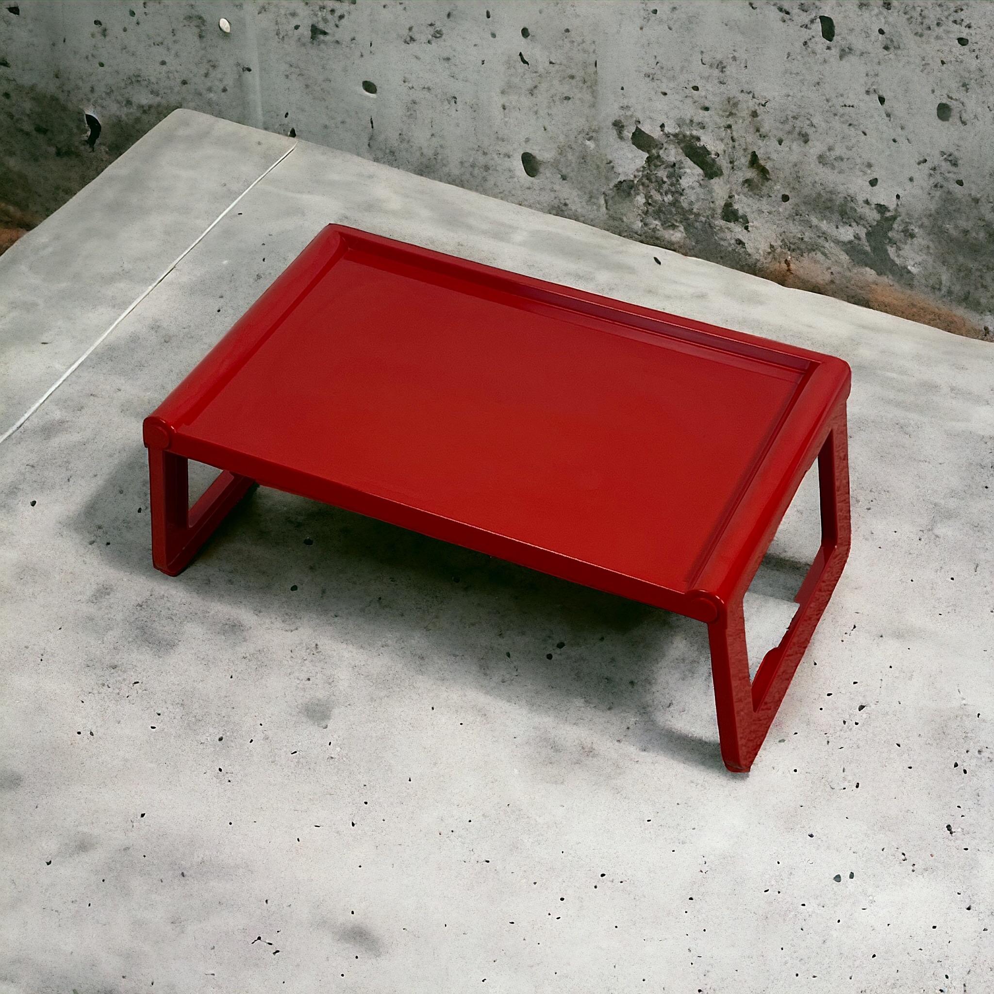 Table à plateau 'Jolly' de Luigi Massoni pour Guzzini en rouge brillant , années 1970 en vente 2