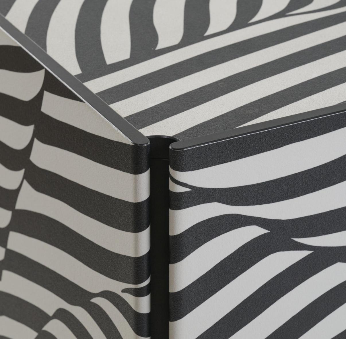 Iconic Trix & Robert Haussmann Amor Stripe 12 “Zebra” Credenza by Wogg Bon état - En vente à Brooklyn, NY