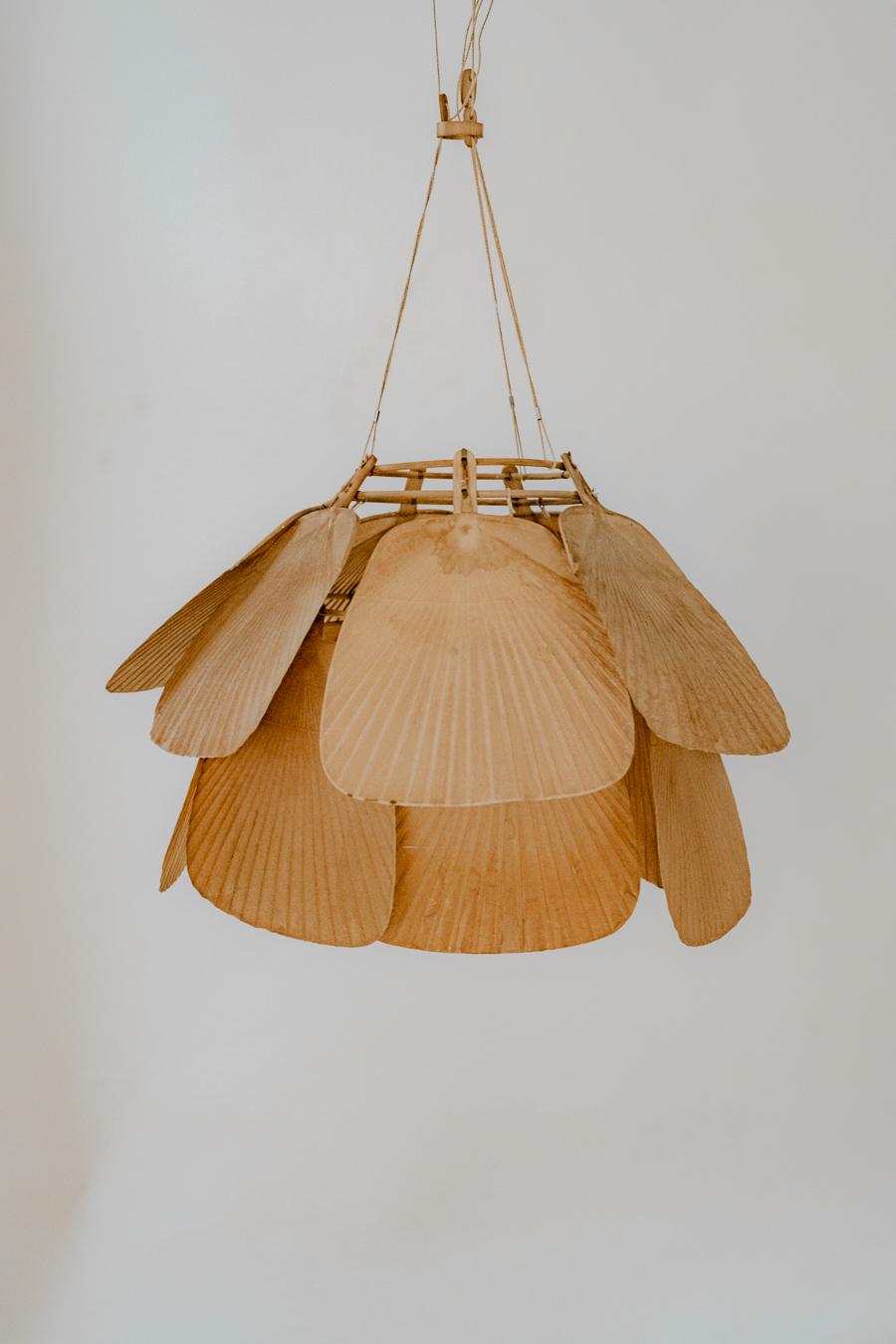 The Uchiwa pendant light, designed by Ingo Maurer for Design M, presents a captivating fusion of tradition and avant-garde, serving as an outstanding example of artistic exploration in the 1970s. Crafted from fourteen panels of bamboo and rice