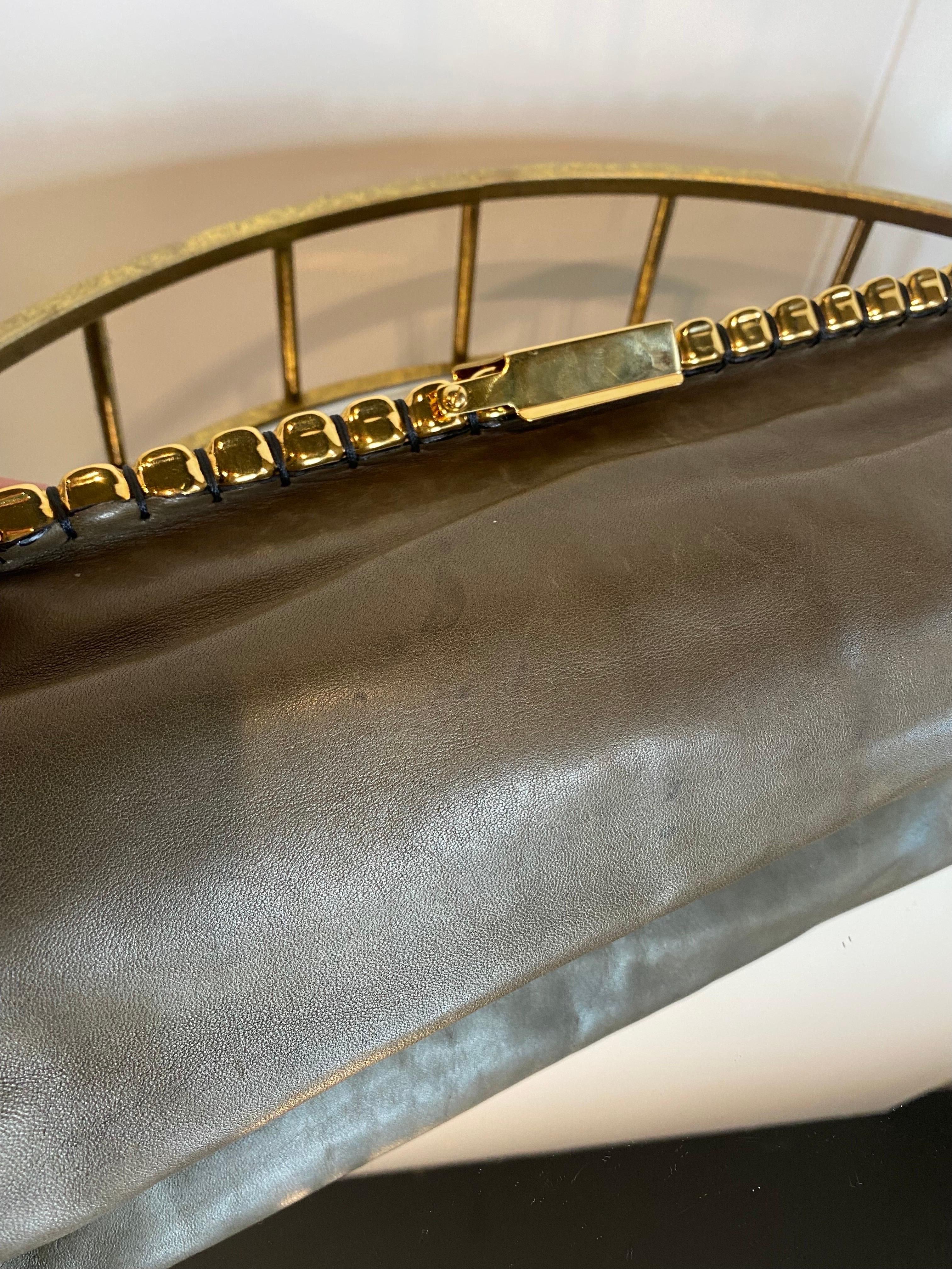 Ikonische Valentino-Tasche mit Rosenschmuck im Angebot 3