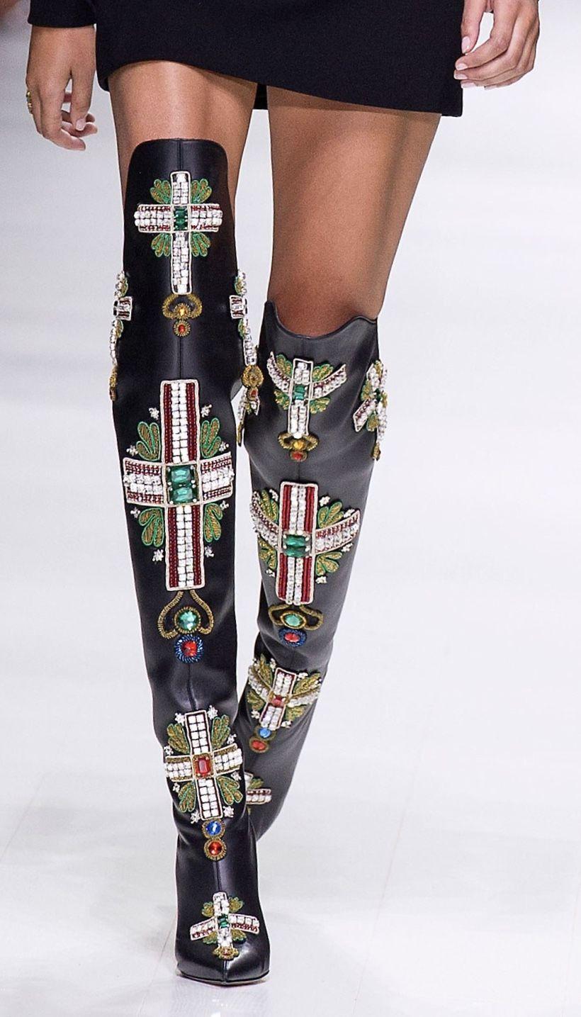 
BRAND NEW


VERSACE BOOTS

2018 Tribute Collection

Sold Out Everywhere!

These embellished stunners guarantee to make heads turn. 


Black calf leather with embellished crosses along vamp. 

4.3