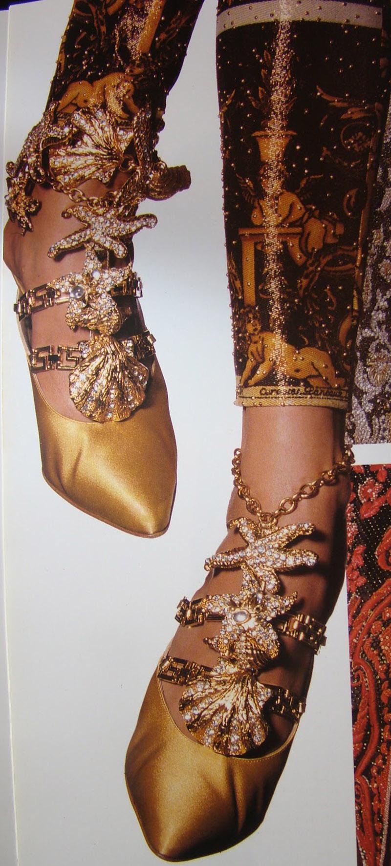 ikonische Vintage-Schuhe von Gianni Versace mit Verzierungen, 1992 im Zustand „Neu“ in Montgomery, TX