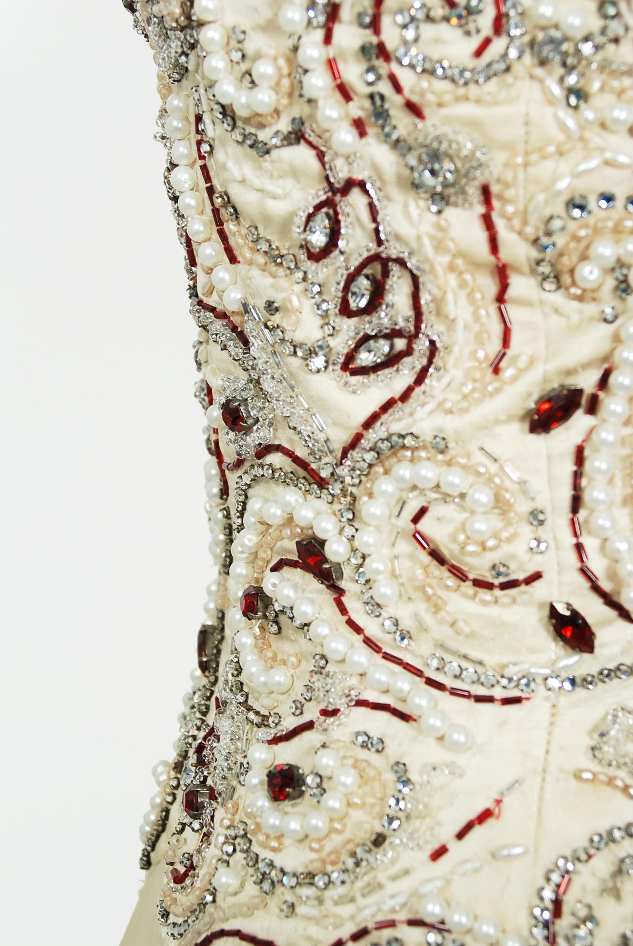 Robe d'archive en soie ivoire perlée portée par Madonna en 1996 dans le cadre du film 