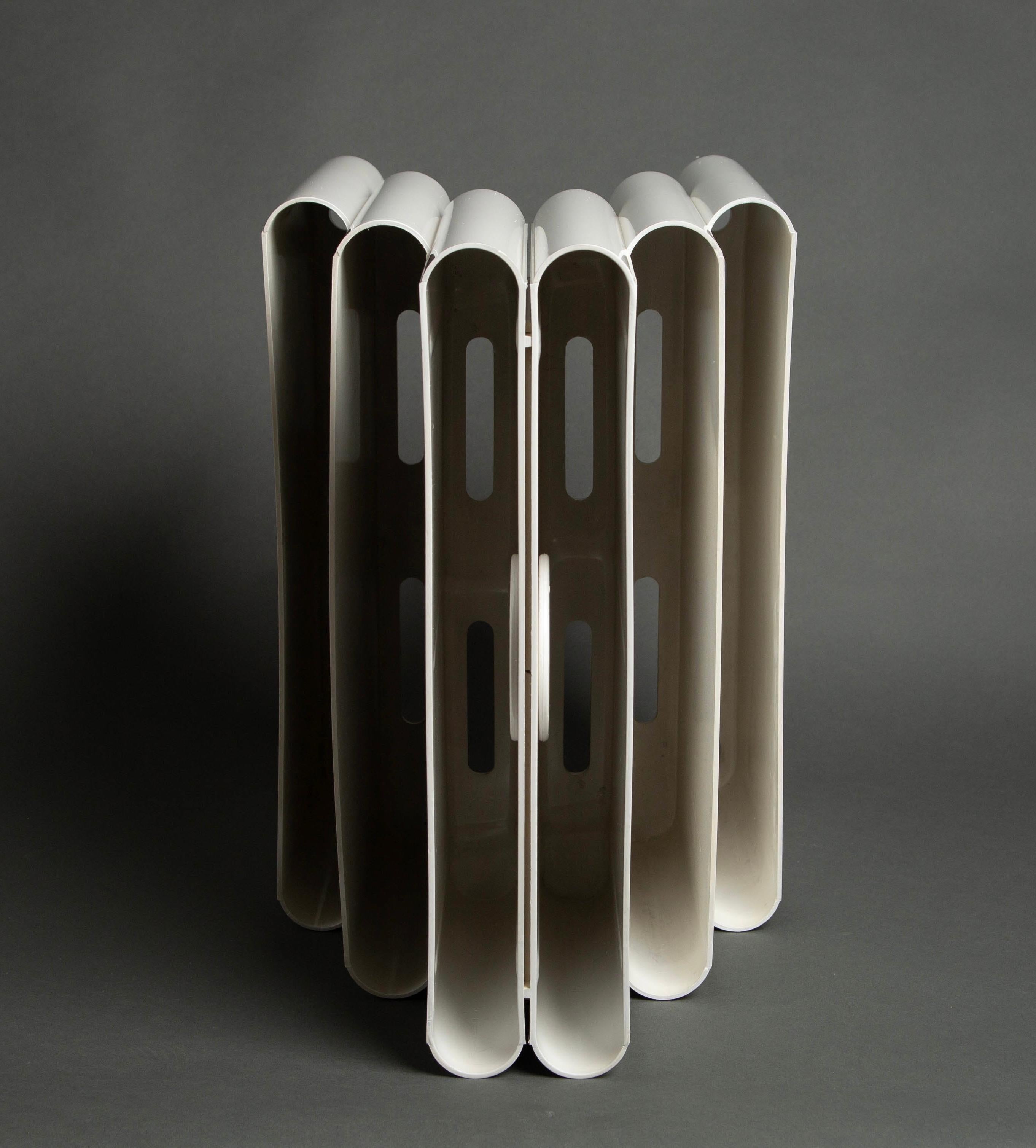 Ikonisches Vintage-Design: Zeitschriftenständer 4675 von Giotto Stoppino für Kartell, Italien (Kunststoff) im Angebot