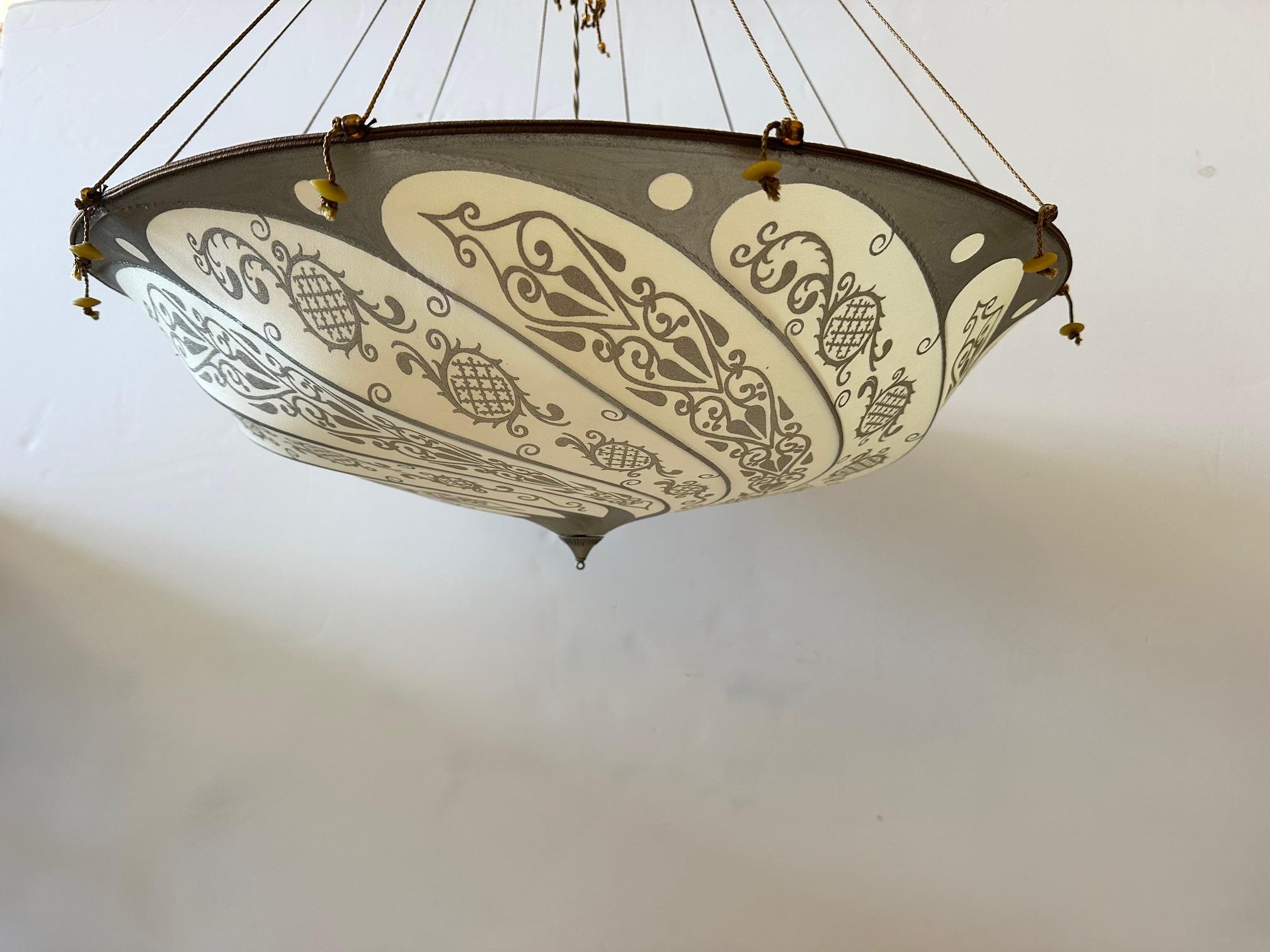 Romantico lampadario vintage in seta di Fortuny con tessuto a forma di cupola d'argento dipinto a mano e lampadina singola.
