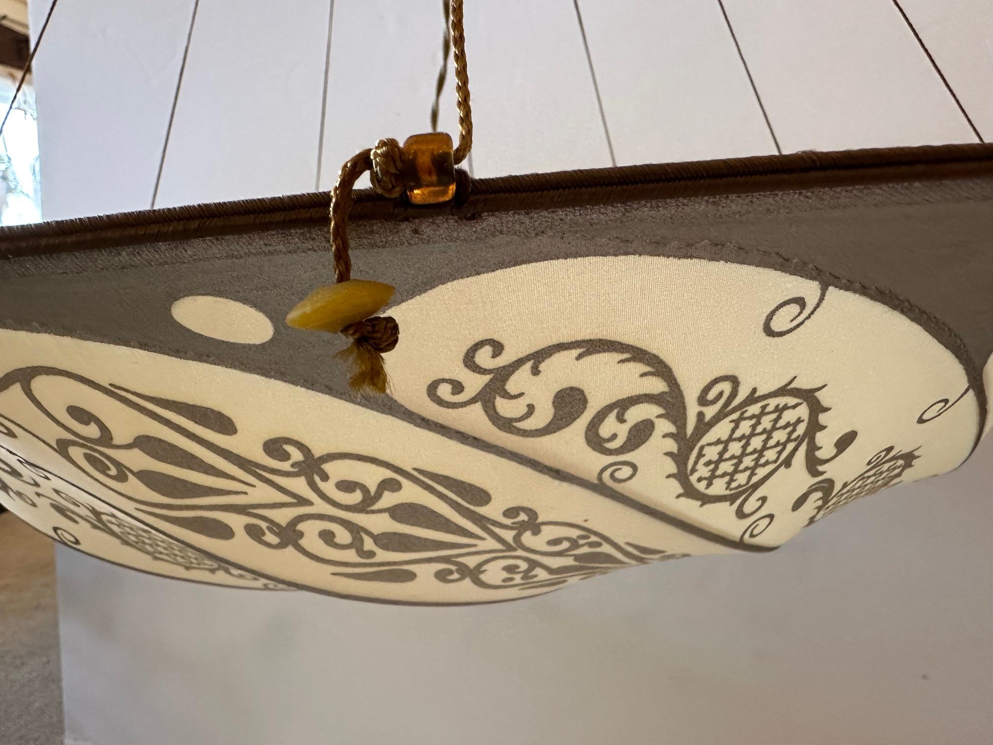 Italiano Iconico lampadario vintage in seta veneziana di Fortuny in vendita