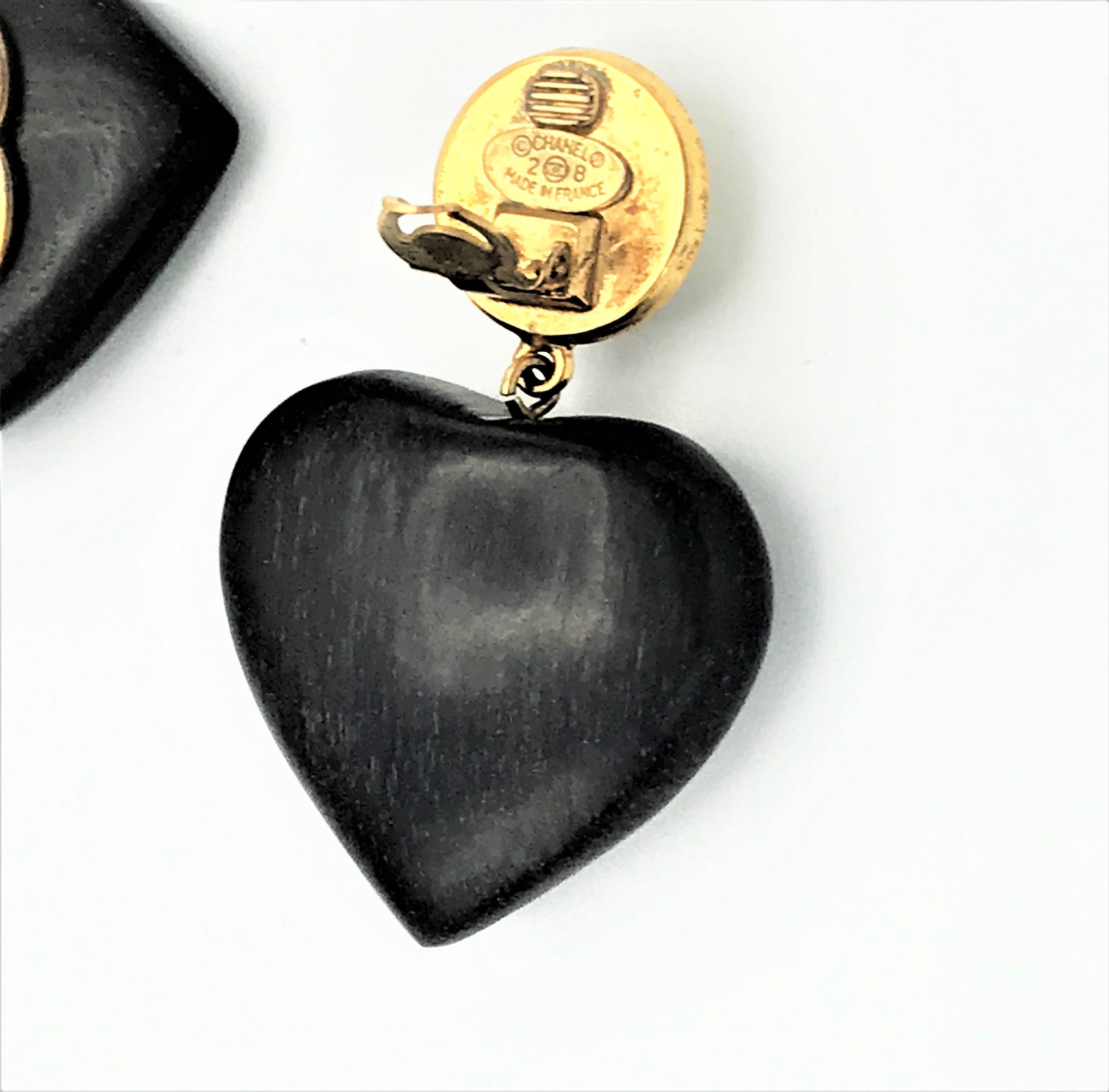 Vintage iconic CCs Chanel heart clip-on earring, made of black ebony sign. 2CC8 In Excellent Condition In Stuttgart, DE