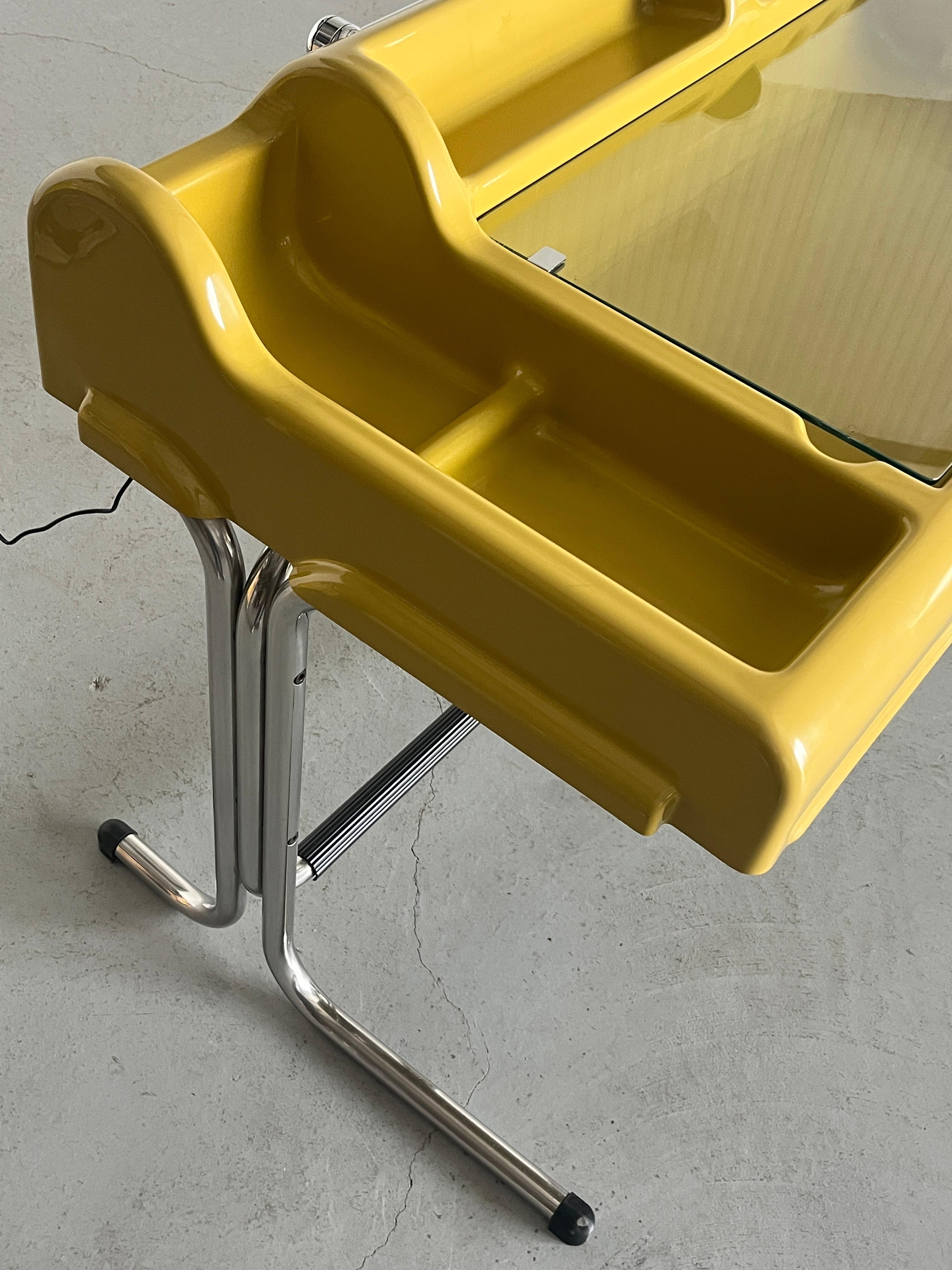 Iconic Vintage ‘Orix’ Multi-Purpose Desk with Lamp by Parigi & Prina for Molteni In Good Condition For Sale In Zagreb, HR