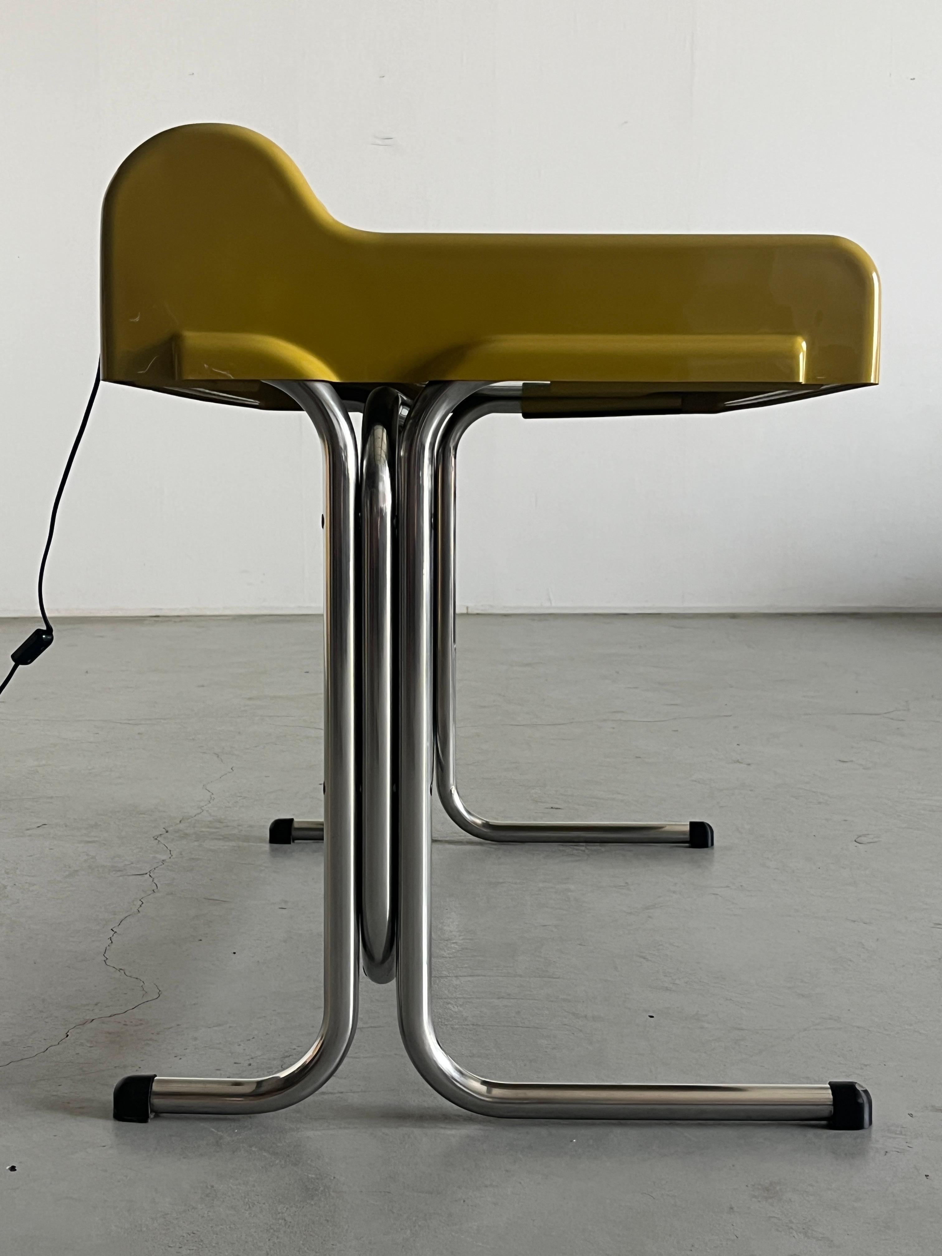 Late 20th Century Iconic Vintage ‘Orix’ Multi-Purpose Desk with Lamp by Parigi & Prina for Molteni For Sale
