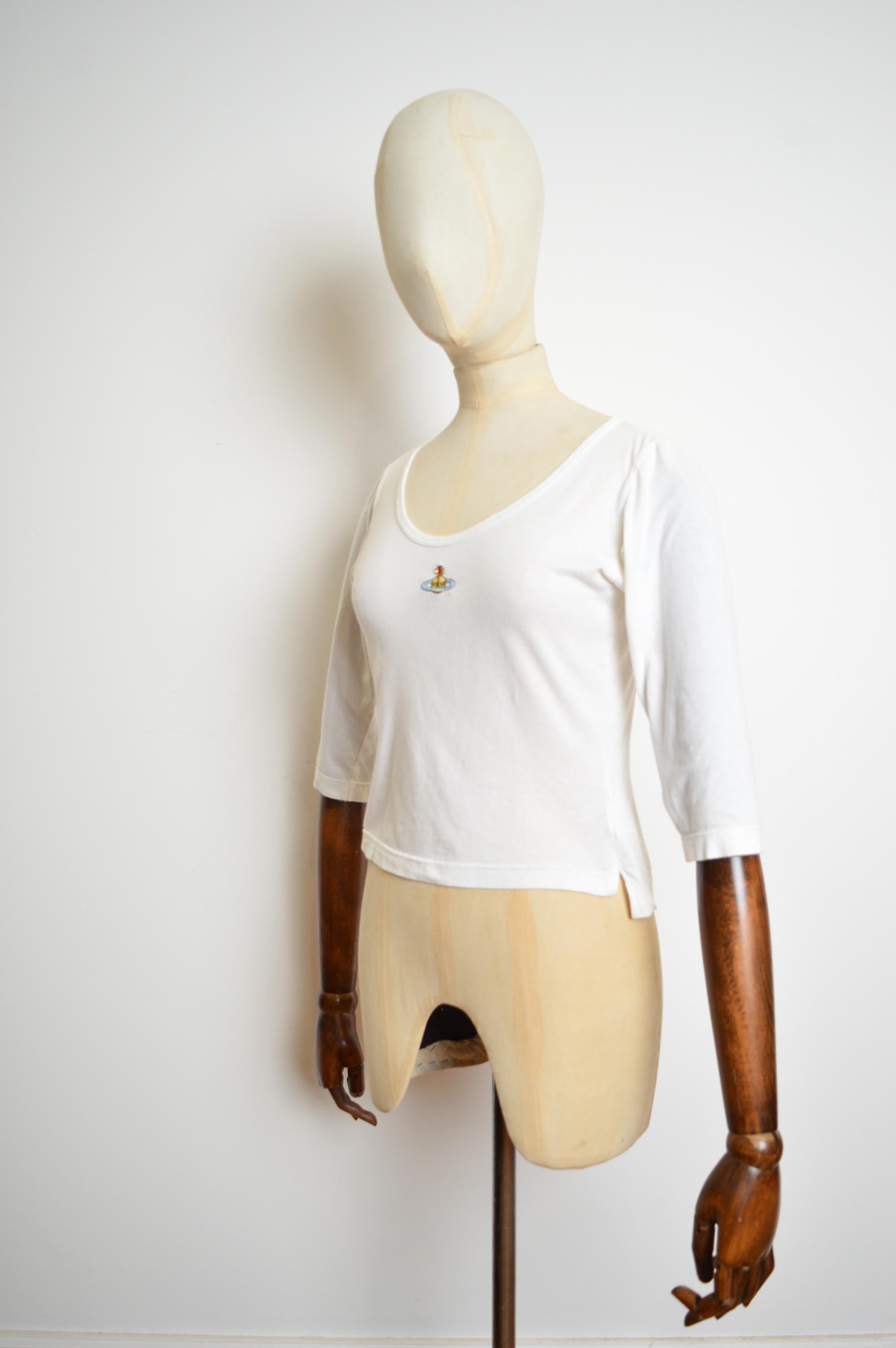 An Iconic, Original 1990's Vivienne Westwood 'Orb' detail baby tee.

MADE IN ENGLAND.

100% Cotton

Features ; Scooped neckline, 3/4 sleeves, Orb embroidery detail, Iconic design.

Measurements in Inches;
Pit to Pit ; 17