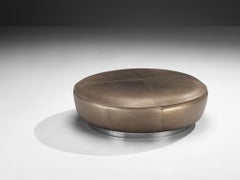 L'iconica ottomana "Serpentine" di Vladimir Kagan in pelle metallizzata color taupe