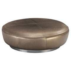 L'iconica ottomana "Serpentine" di Vladimir Kagan in pelle metallizzata color taupe