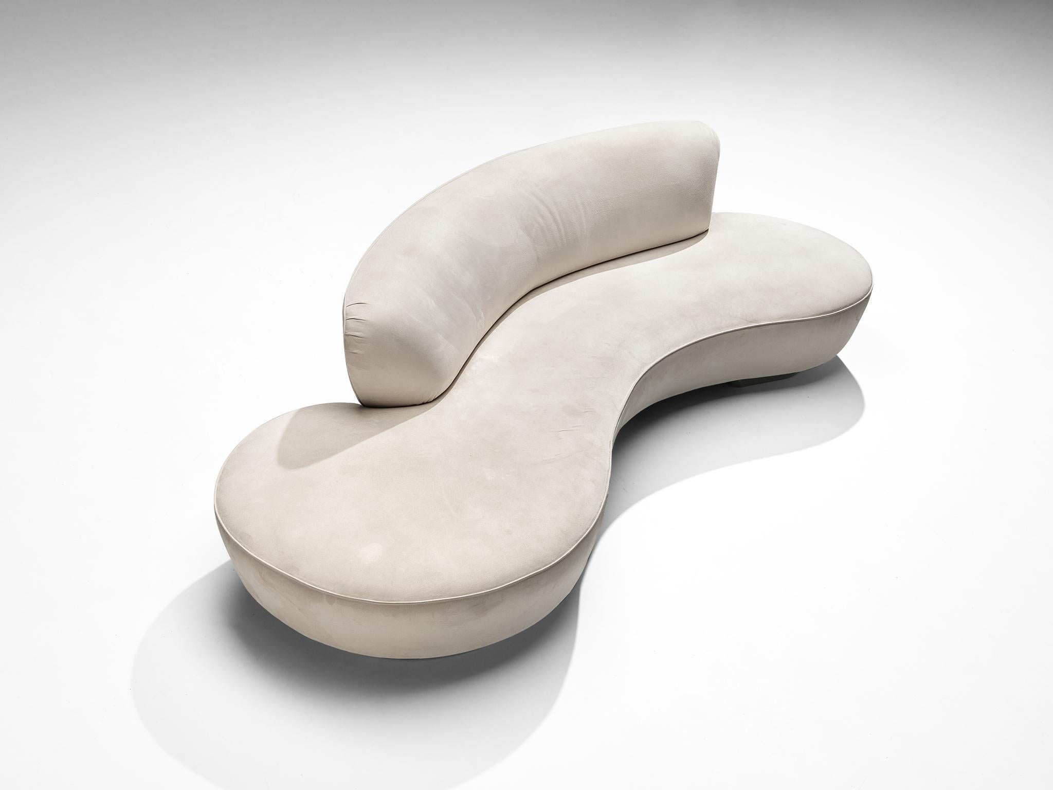 Vladimir Kagan, sofa model ‘Serpentine’ with ottoman, off-white alcantara upholstery, chrome-plated metal, United States, design 1950s.

This sofa is designed by Vladimir Kagan (1927-2016) and clearly expresses his characteristic curvaceous shapes