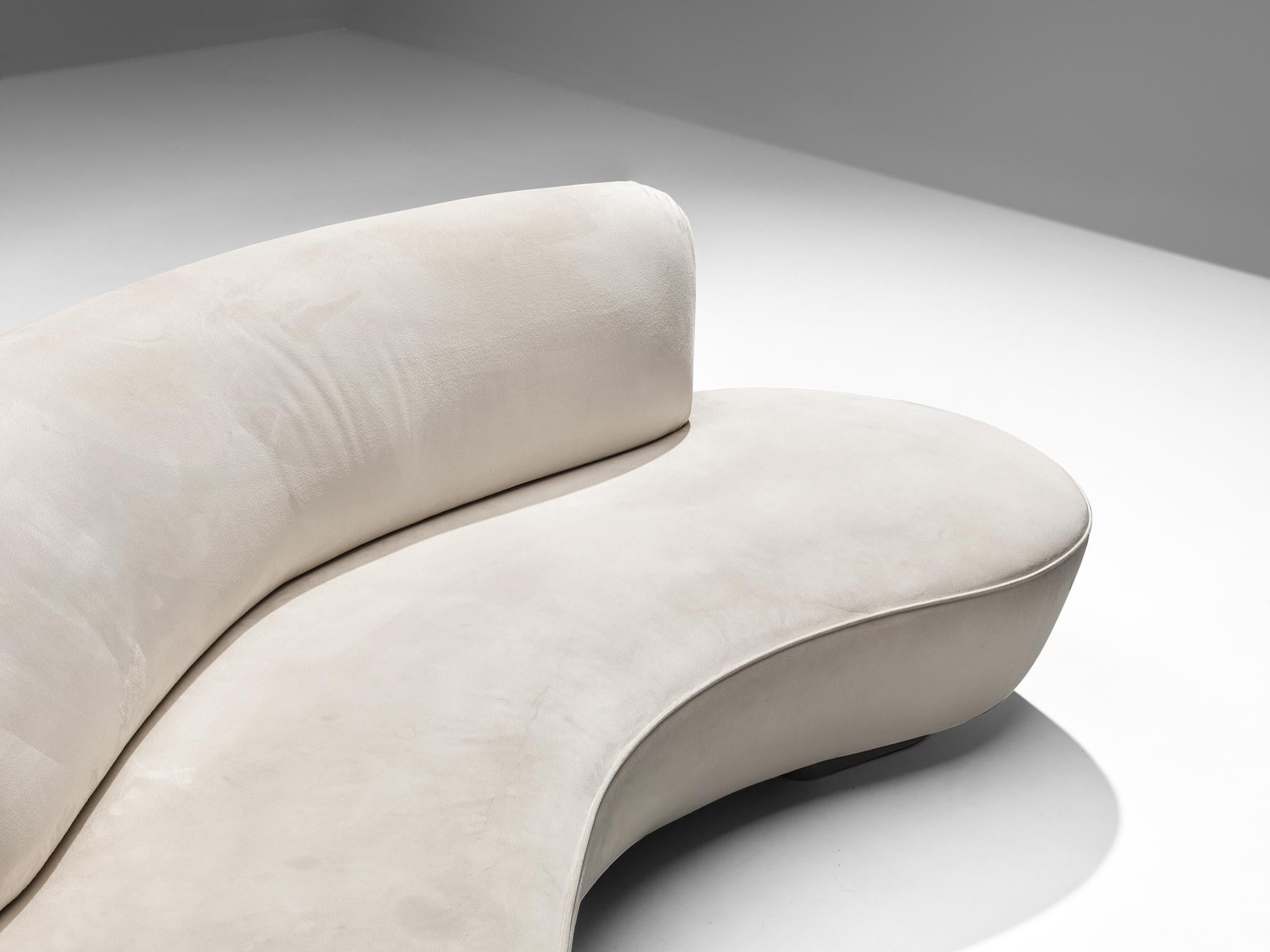 Mid-20th Century Iconic Vladimir Kagan ‘Serpentine’ Sofa and Ottoman in Off-White Upholstery