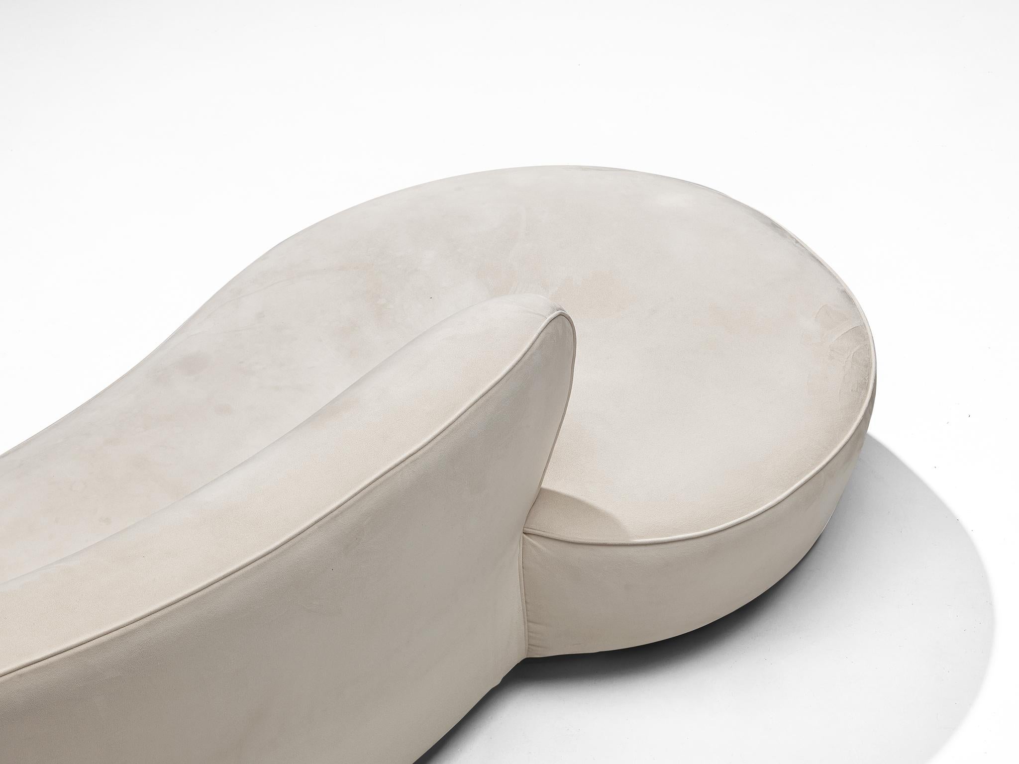 Iconic Vladimir Kagan ‘Serpentine’ Sofa and Ottoman in Off-White Upholstery 2