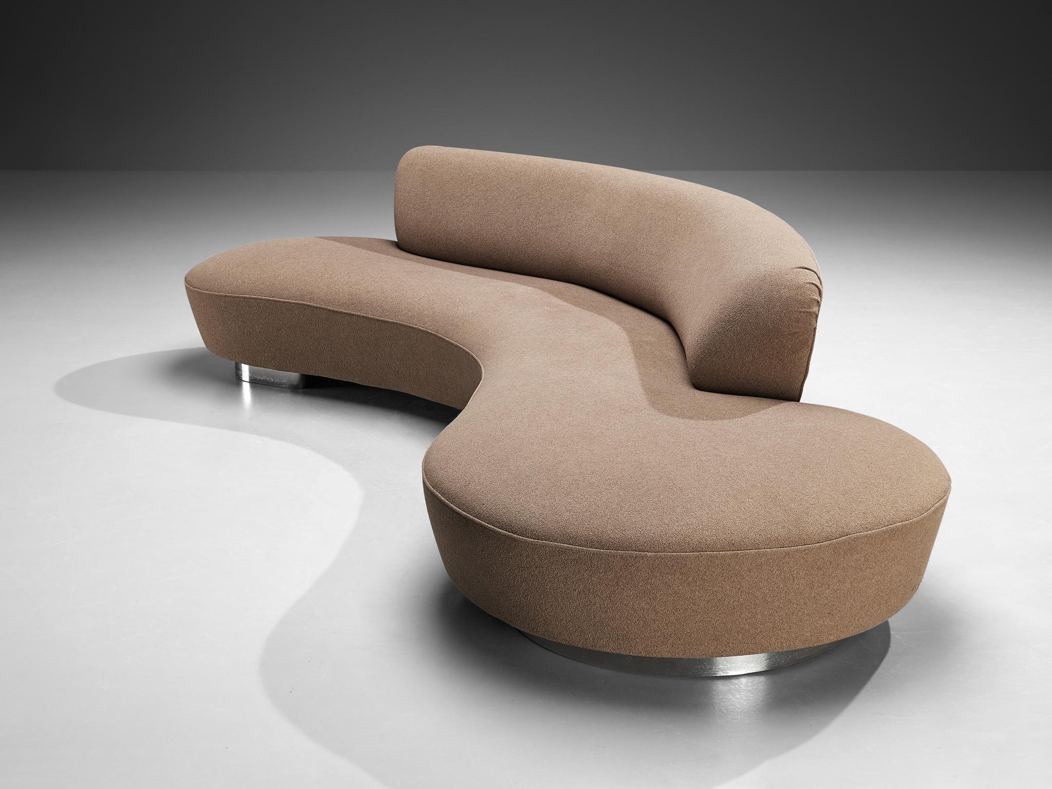 Vladimir Kagan, Sofa Modell 'Serpentine', Stoff, verchromtes Metall, Vereinigte Staaten, Entwurf 1950er Jahre, spätere Produktion

Dieses Sofa wurde von Vladimir Kagan (1927-2016) entworfen und zeigt deutlich seine charakteristischen geschwungenen