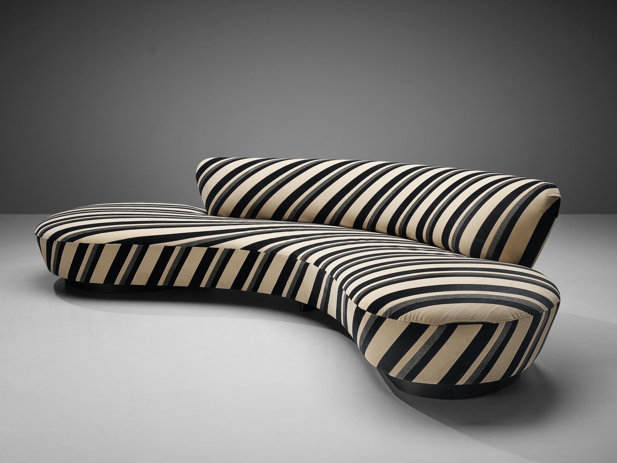 Vladimir Kagan, sofa model ‘Serpentine’, striped fabric upholstery, United States, design 1950s

Beautiful Vladimir Kagan sofa in striped upholstery that embraces the sensuous curves. Due to the organic shape and the absence of strict angles, the