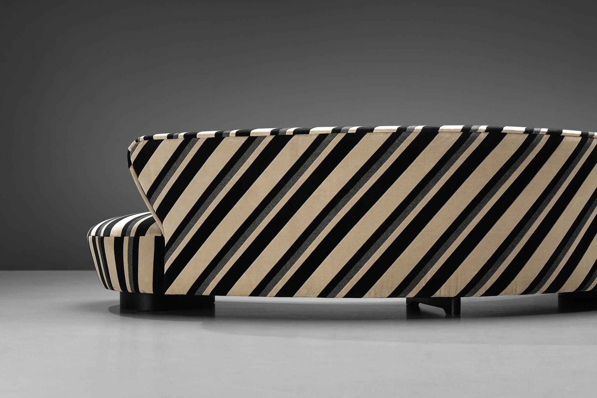 Iconic Vladimir Kagan 'Serpentine' Sofa in Striped Upholstery In Good Condition In Waalwijk, NL